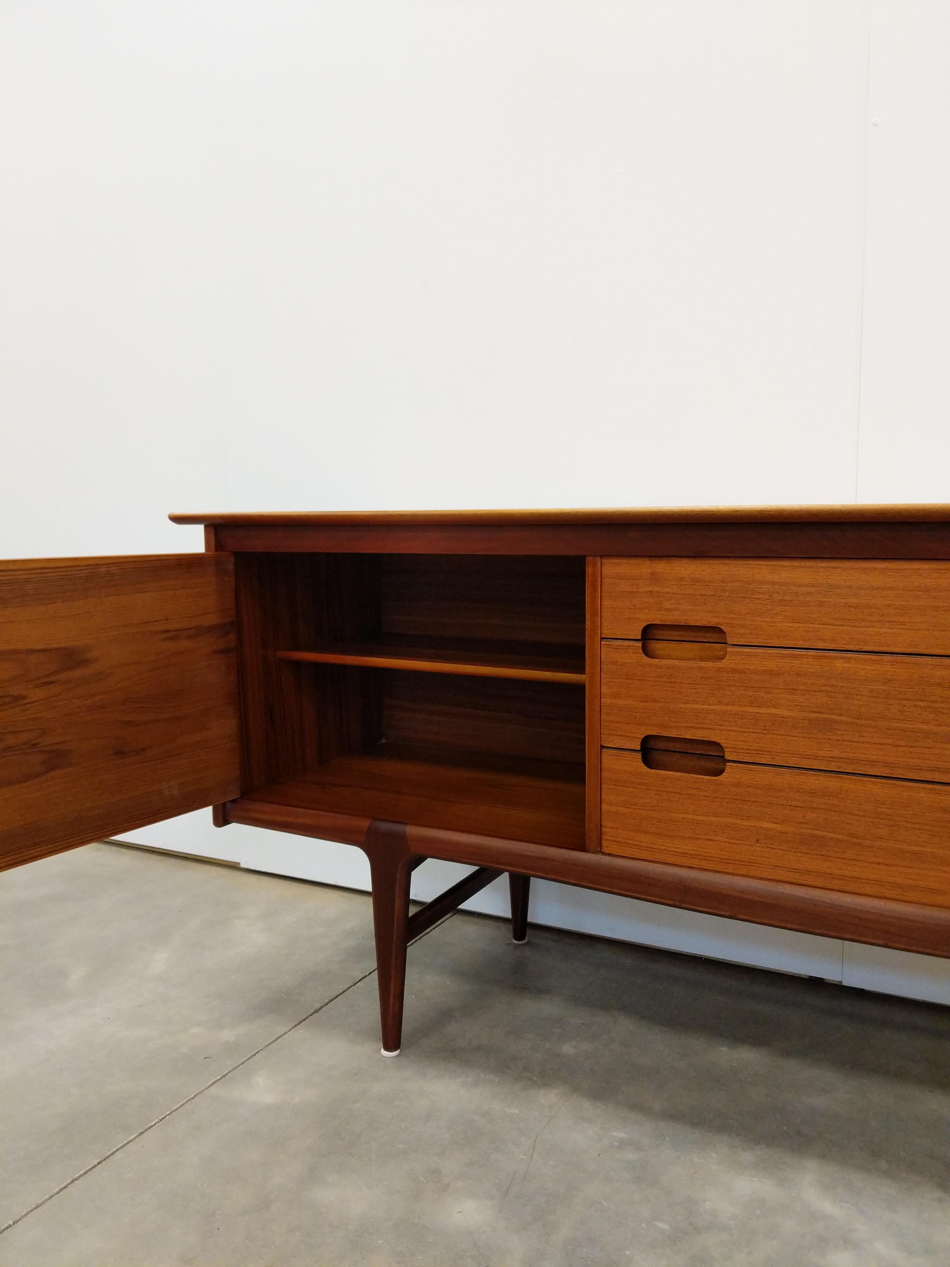 Vintage Mid Century Modern Teak Credenza by Younger In Good Condition For Sale In Gardiner, NY
