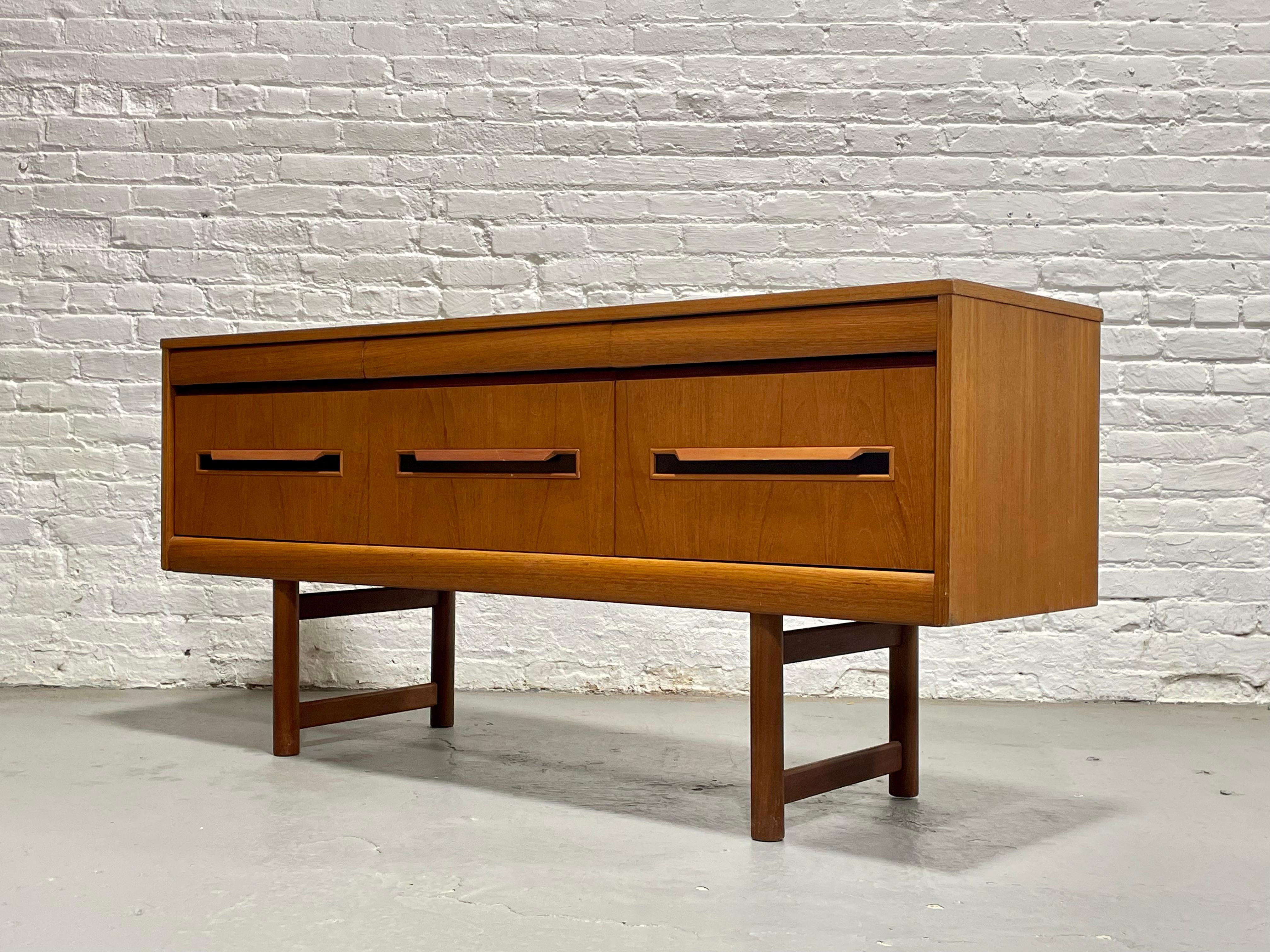 Vintage Mid Century Modern Teak CREDENZA / Sideboard by Elliotts of Newbury For Sale 5