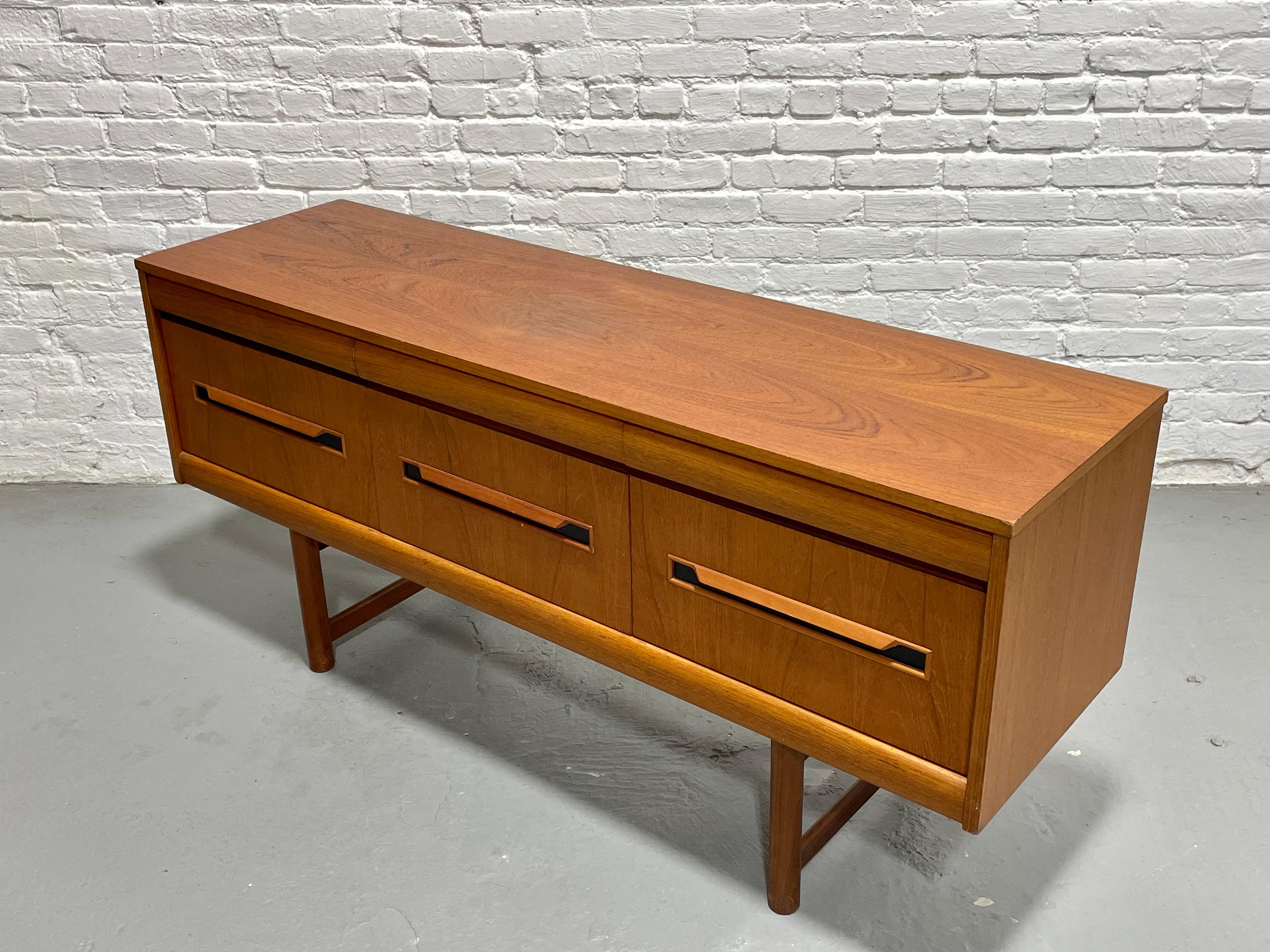 Vintage Mid Century Modern Teak CREDENZA / Sideboard by Elliotts of Newbury For Sale 6