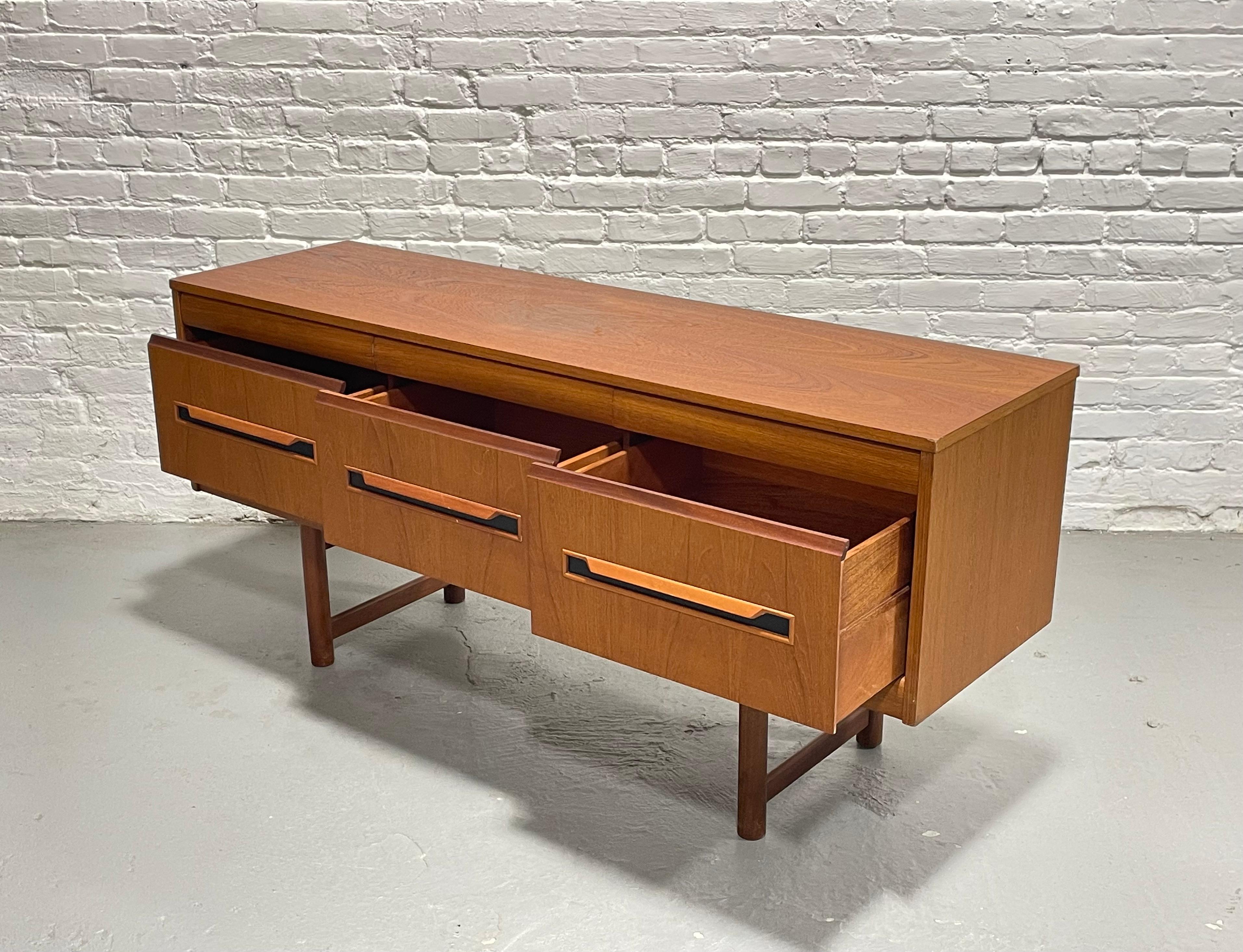 Vintage Mid Century Modern Teak CREDENZA / Sideboard by Elliotts of Newbury For Sale 7