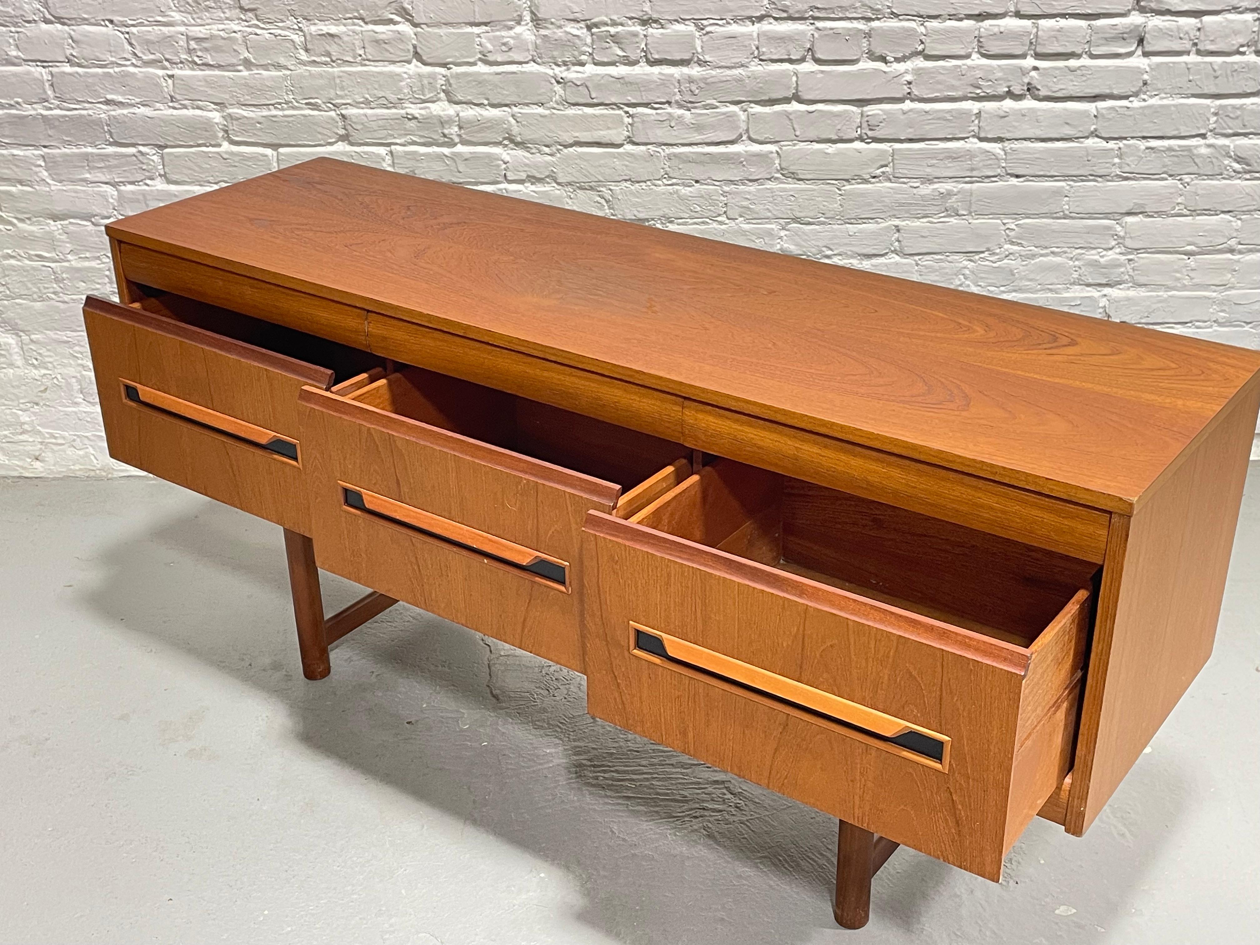 Vintage Mid Century Modern Teak CREDENZA / Sideboard by Elliotts of Newbury For Sale 8
