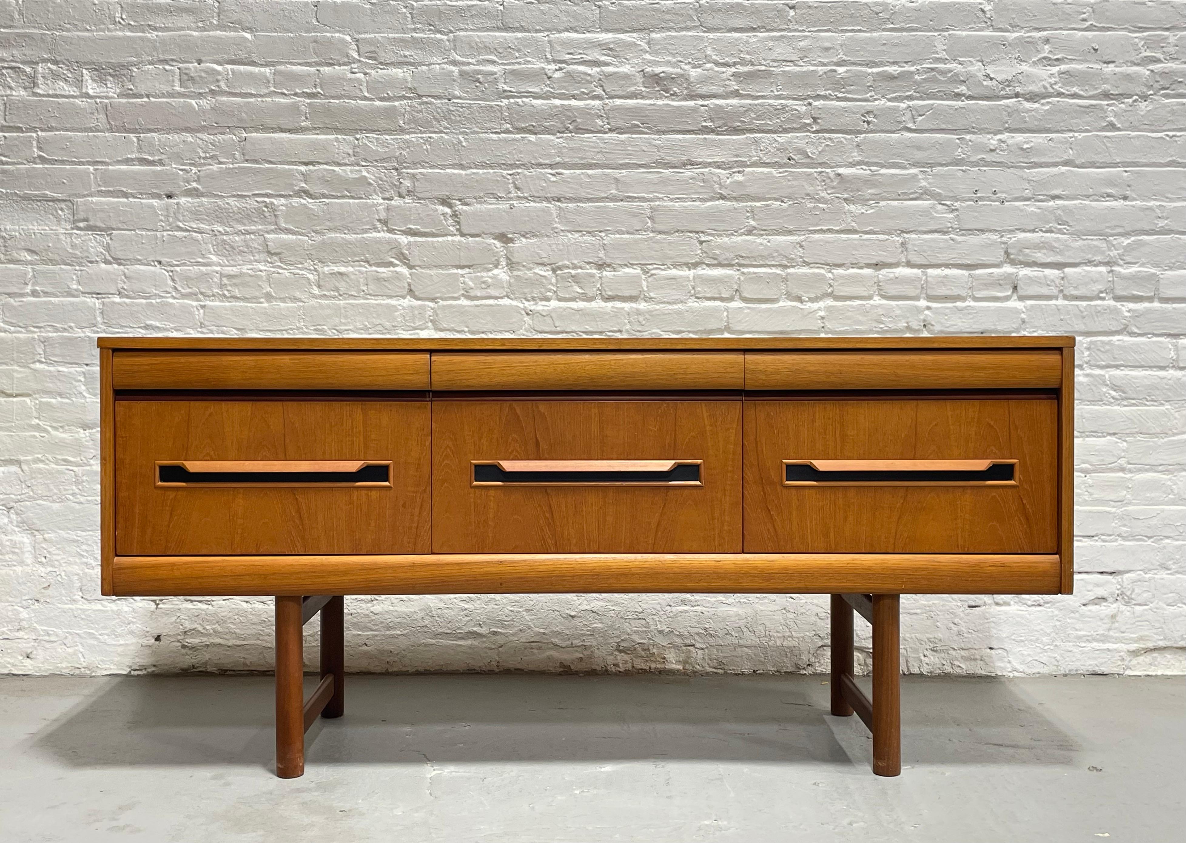Mid-Century Modern Vintage Mid Century Modern Teak CREDENZA / Sideboard by Elliotts of Newbury For Sale