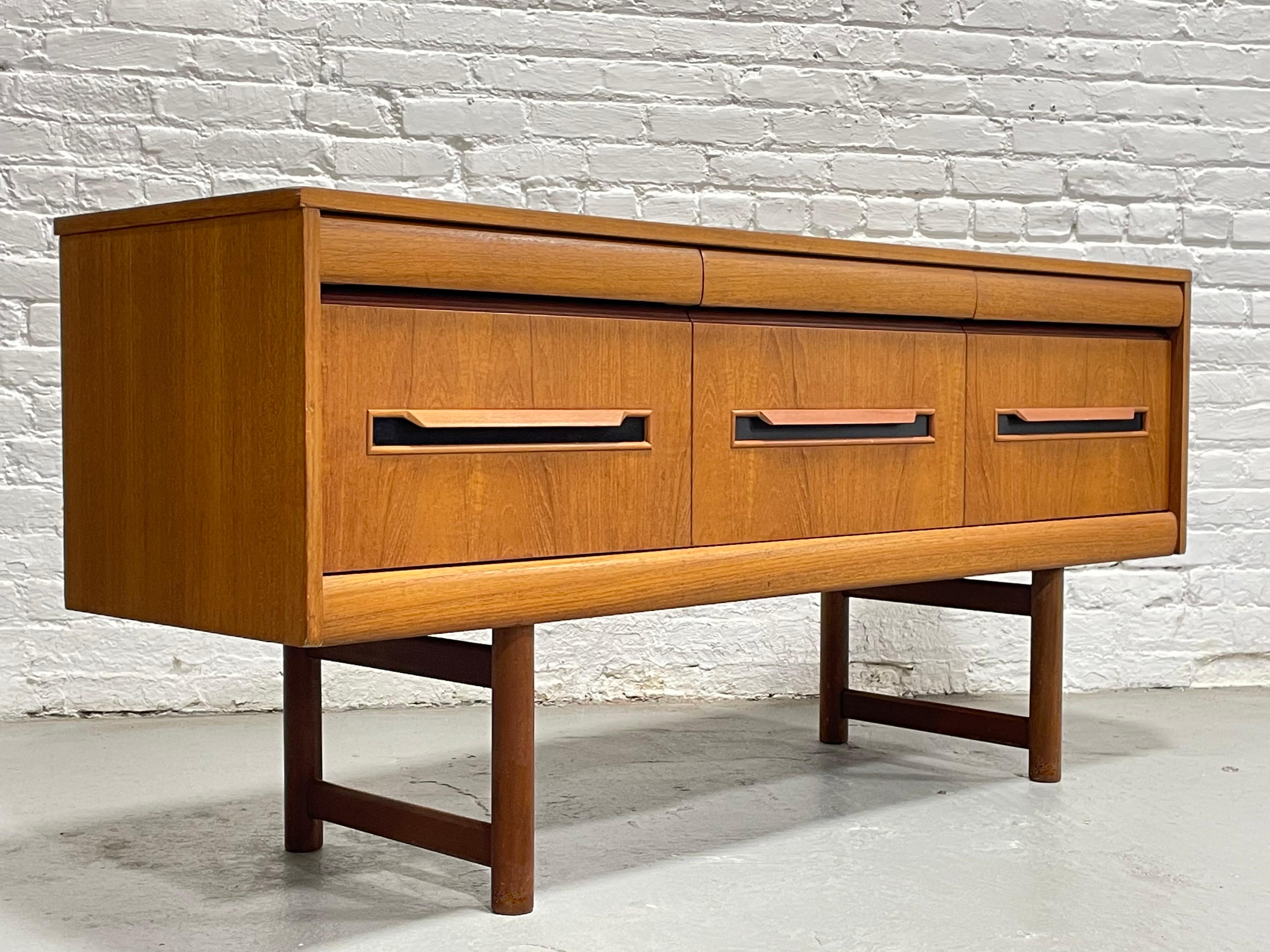 Vintage Mid Century Modern Teak CREDENZA / Sideboard by Elliotts of Newbury In Good Condition For Sale In Weehawken, NJ