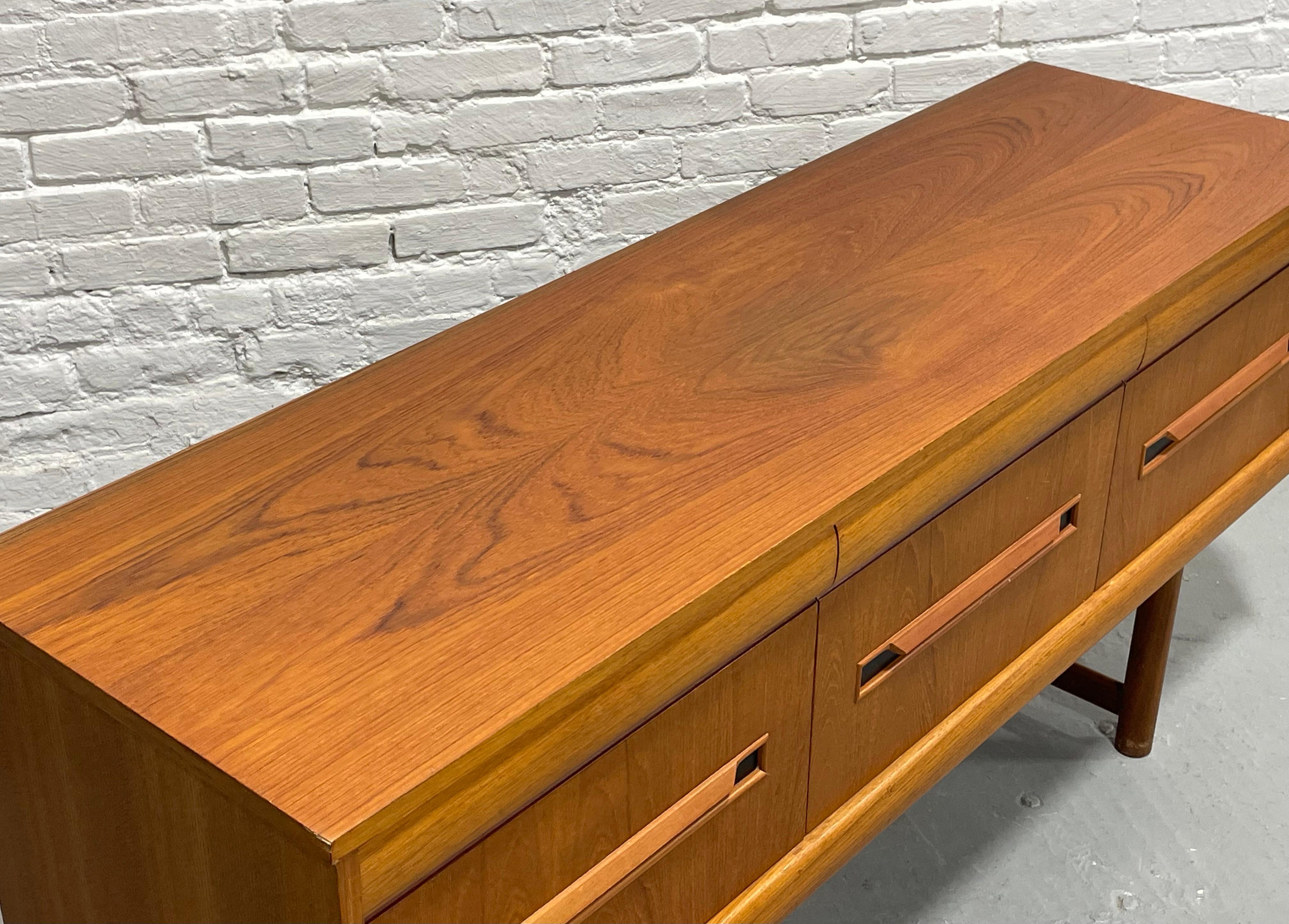 Vintage Mid Century Modern Teak CREDENZA / Sideboard by Elliotts of Newbury For Sale 1