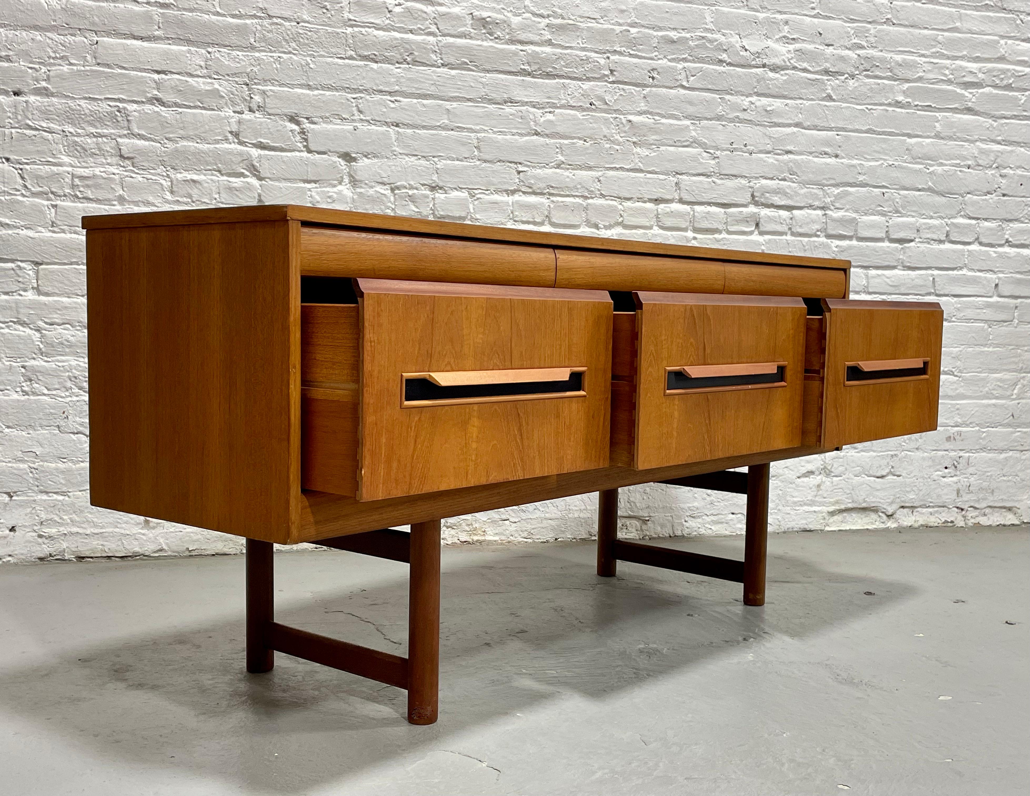 Vintage Mid Century Modern Teak CREDENZA / Sideboard by Elliotts of Newbury For Sale 2