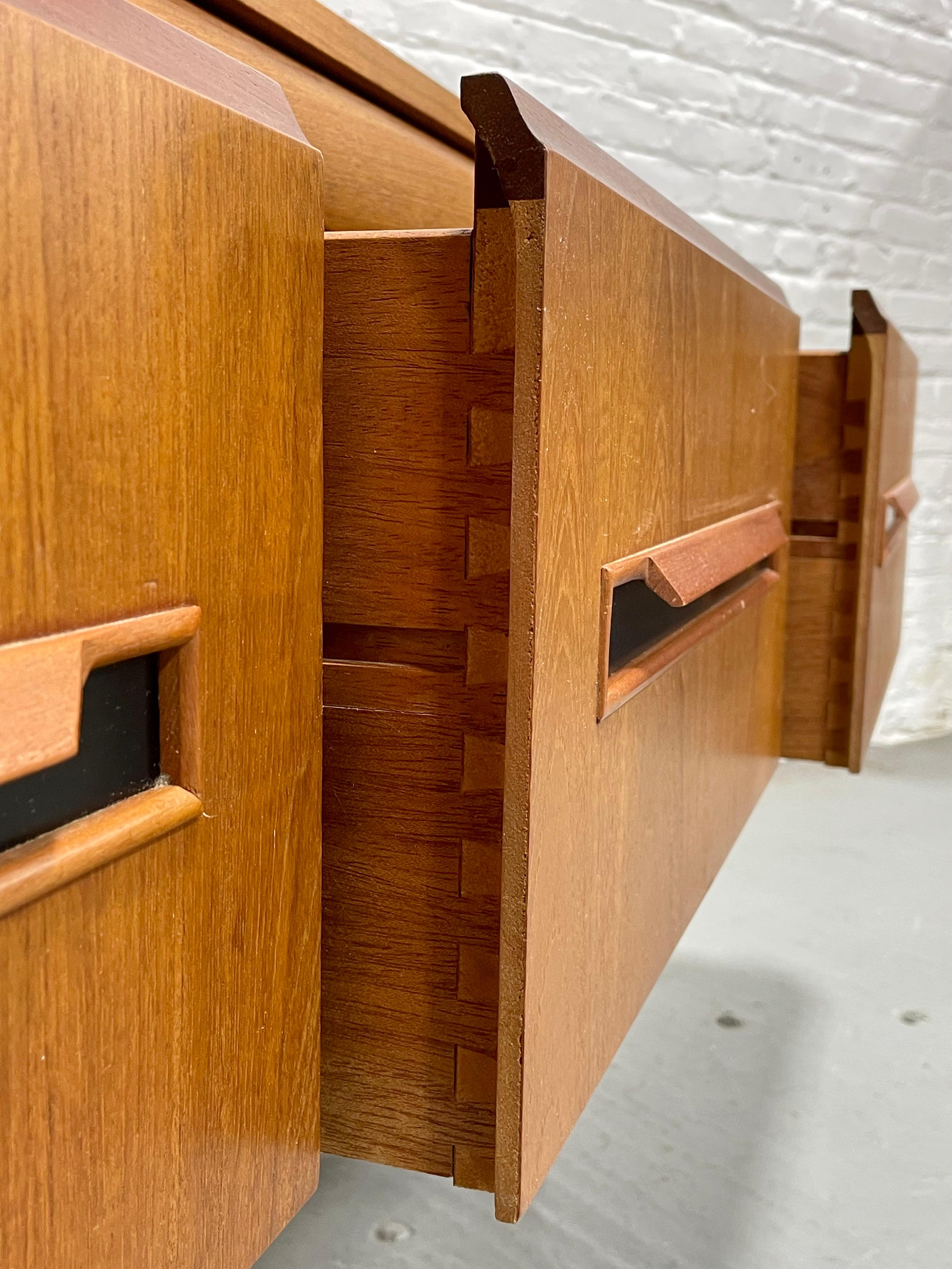 Vintage Mid Century Modern Teak CREDENZA / Sideboard by Elliotts of Newbury For Sale 3