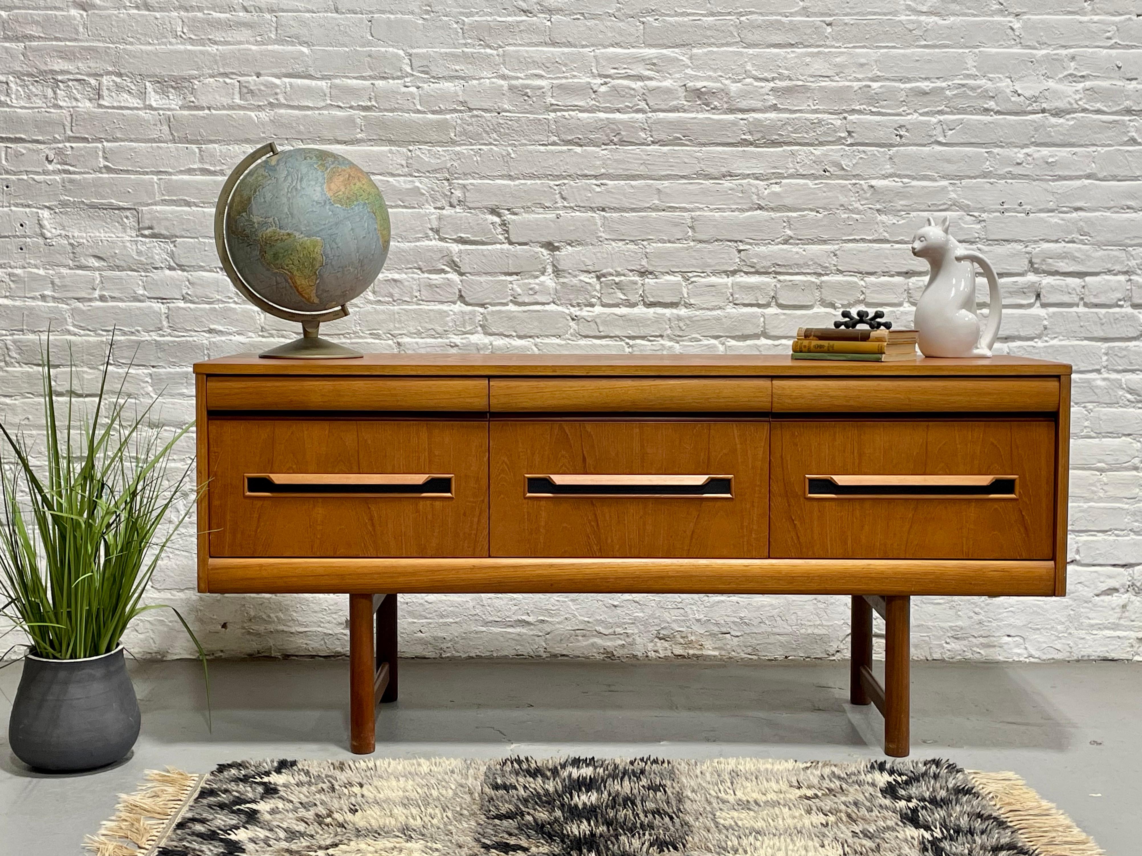 Vintage Mid Century Modern Teak CREDENZA / Sideboard by Elliotts of Newbury For Sale 4