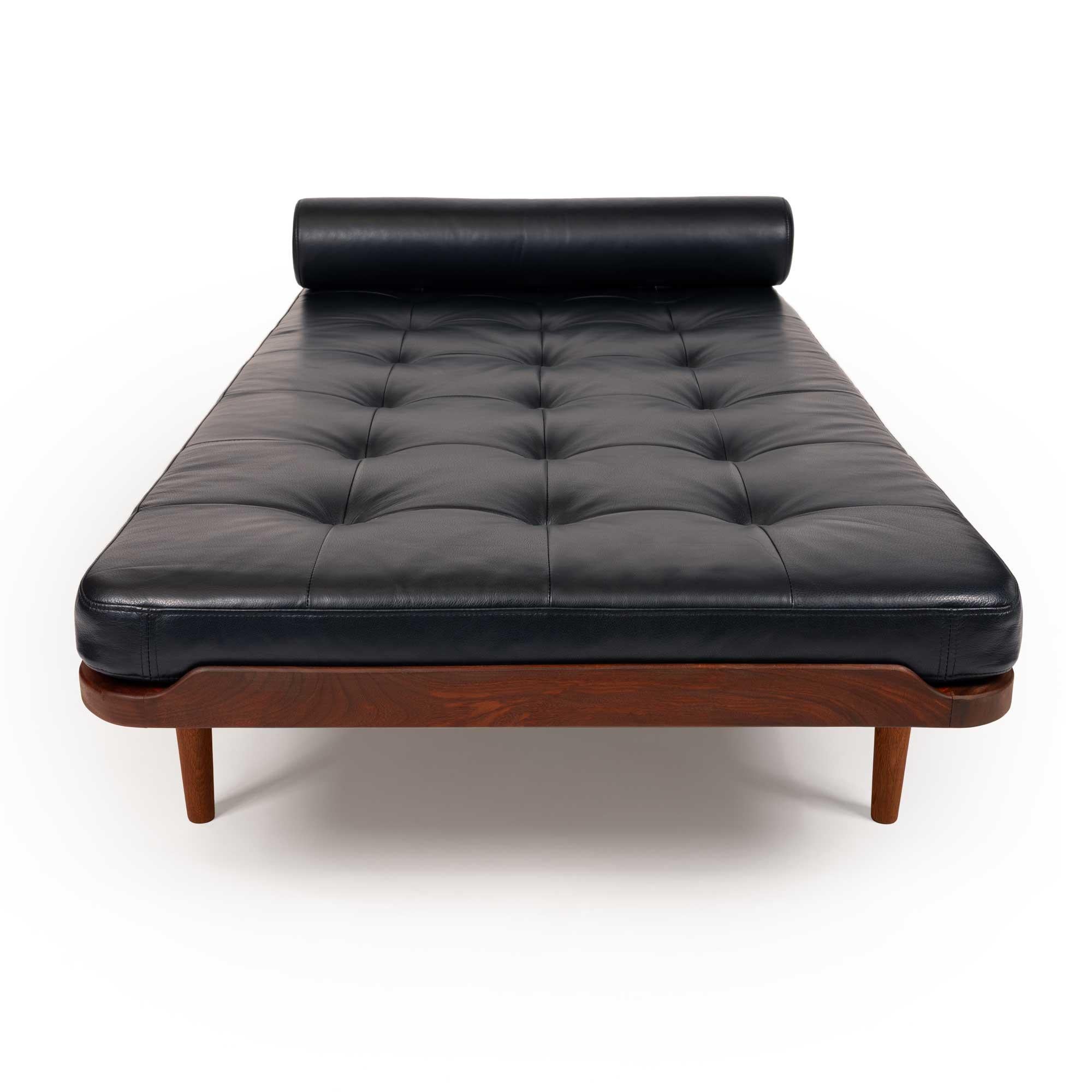 Vintage Mid-Century Modern Teak Daybed in Black Tufted Leather Moderno de mediados de siglo en venta