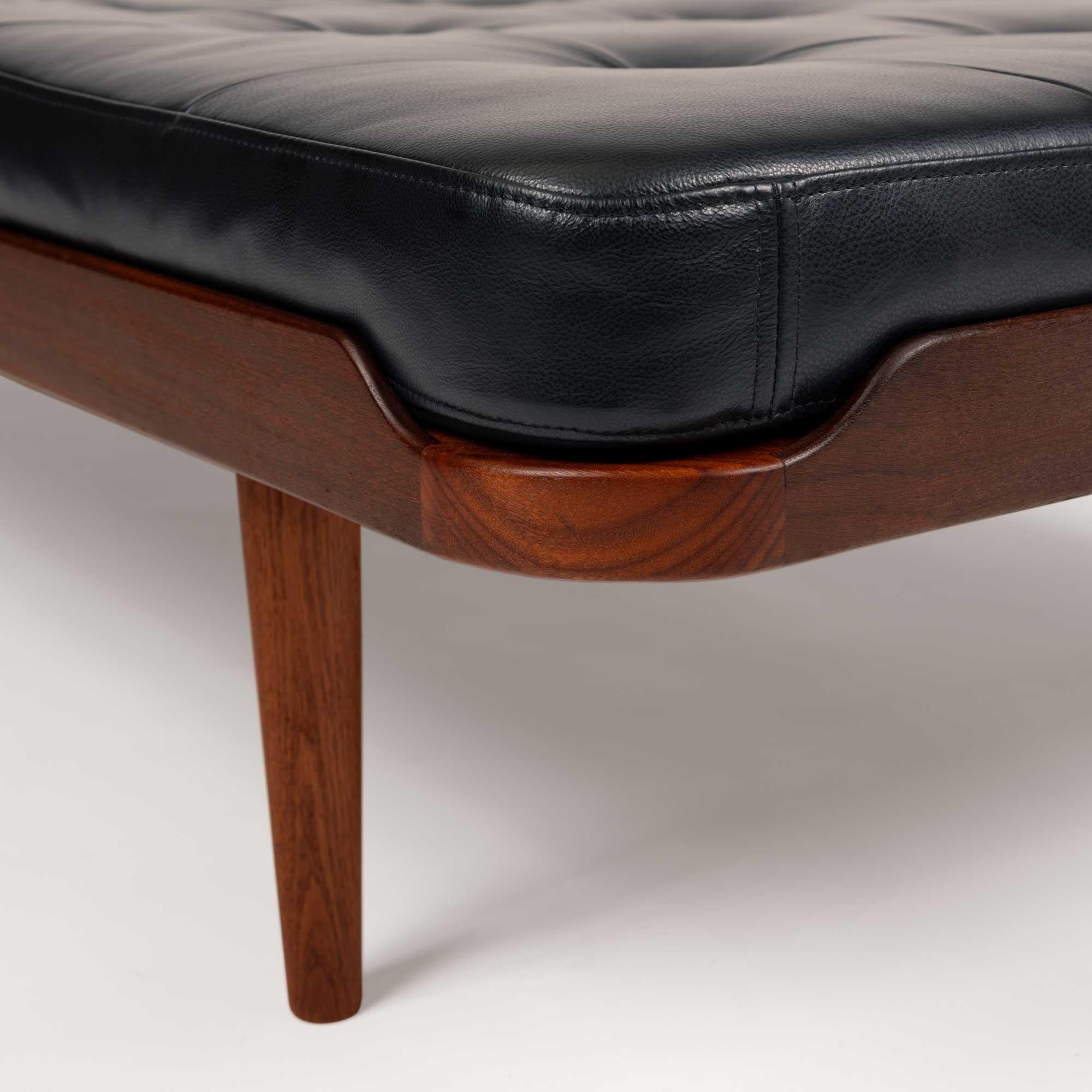 Vintage Mid-Century Modern Teak Daybed in Black Tufted Leather Danés en venta