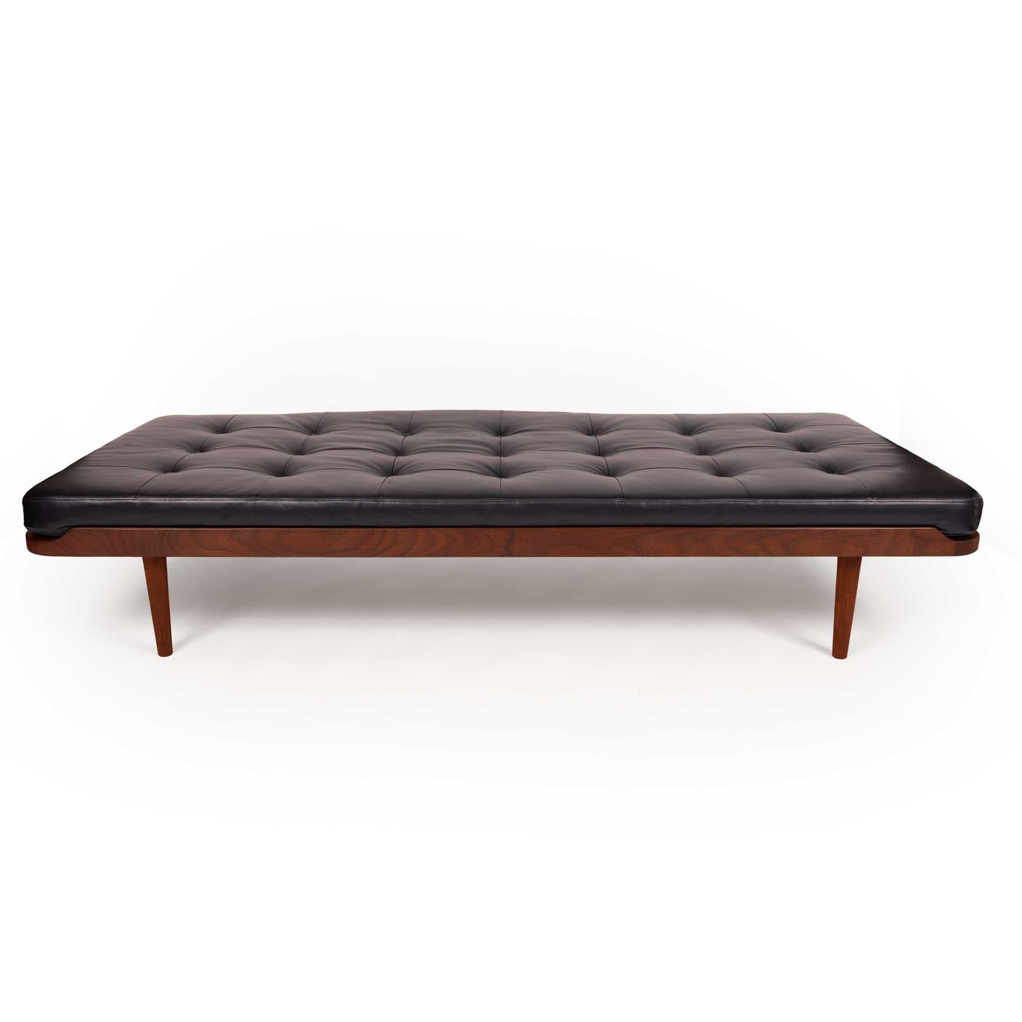 Vintage Mid-Century Modern Teak Daybed in Black Tufted Leather en Bueno estado para la venta en Emeryville, CA