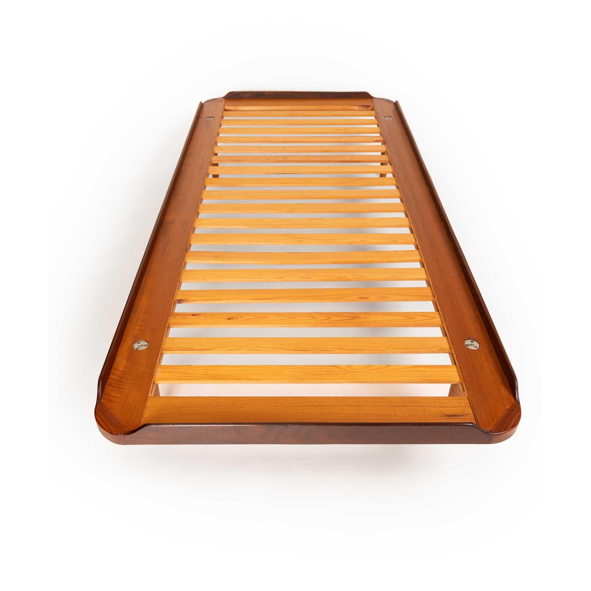 Vintage Mid-Century Modern Teak Daybed in Black Tufted Leather Cuero en venta