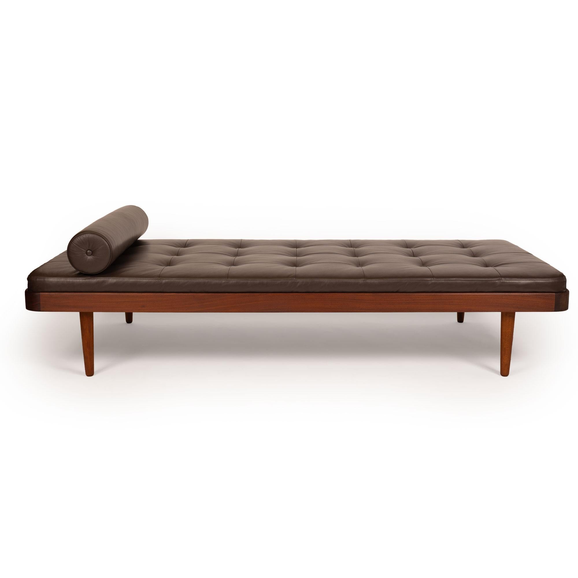 Dieses atemberaubende dänische Teakholz-Tagesbett im Vintage-Stil aus der Mitte des Jahrhunderts wurde von Arne Sørensen fachmännisch mit luxuriösem braunem Leder neu gepolstert, was ihm einen zeitlosen Reiz verleiht. Er wurde kürzlich aus Dänemark