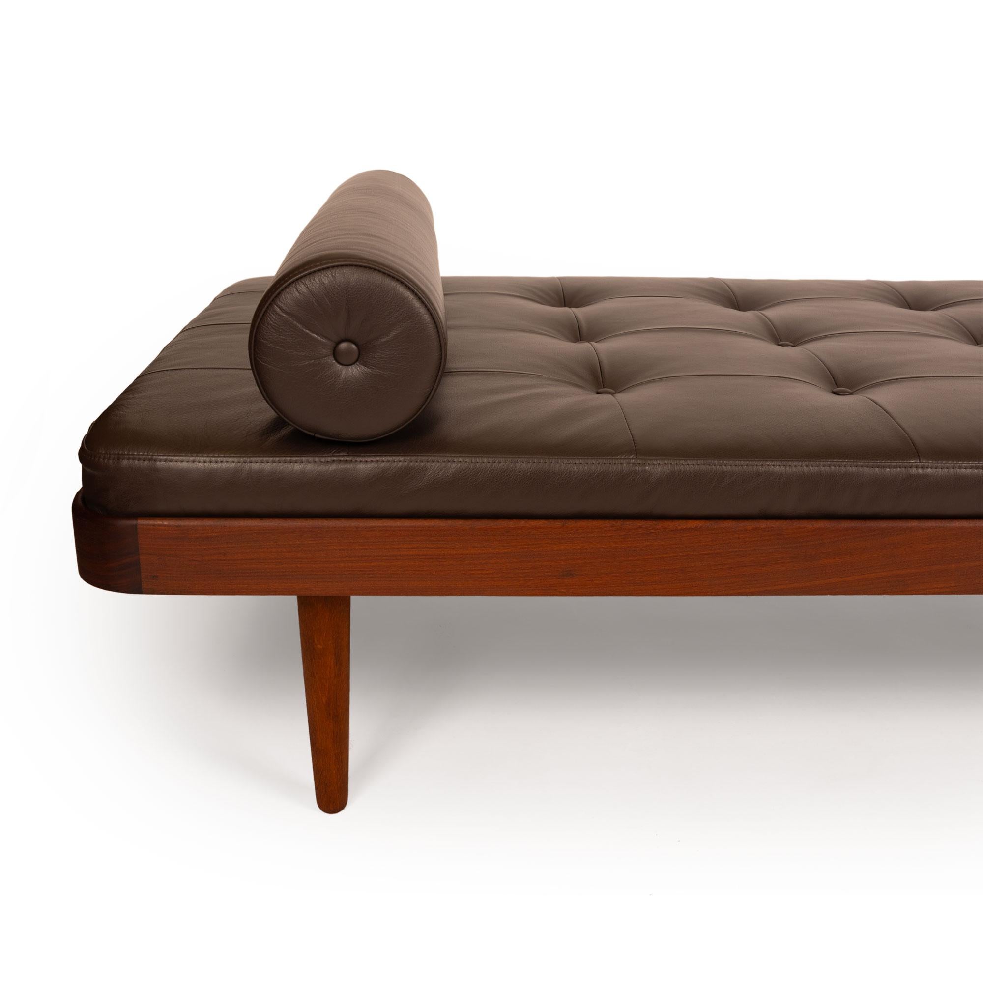 Vintage Mid-Century Modern Teak Daybed in getuftetem Leder im Zustand „Gut“ im Angebot in Emeryville, CA
