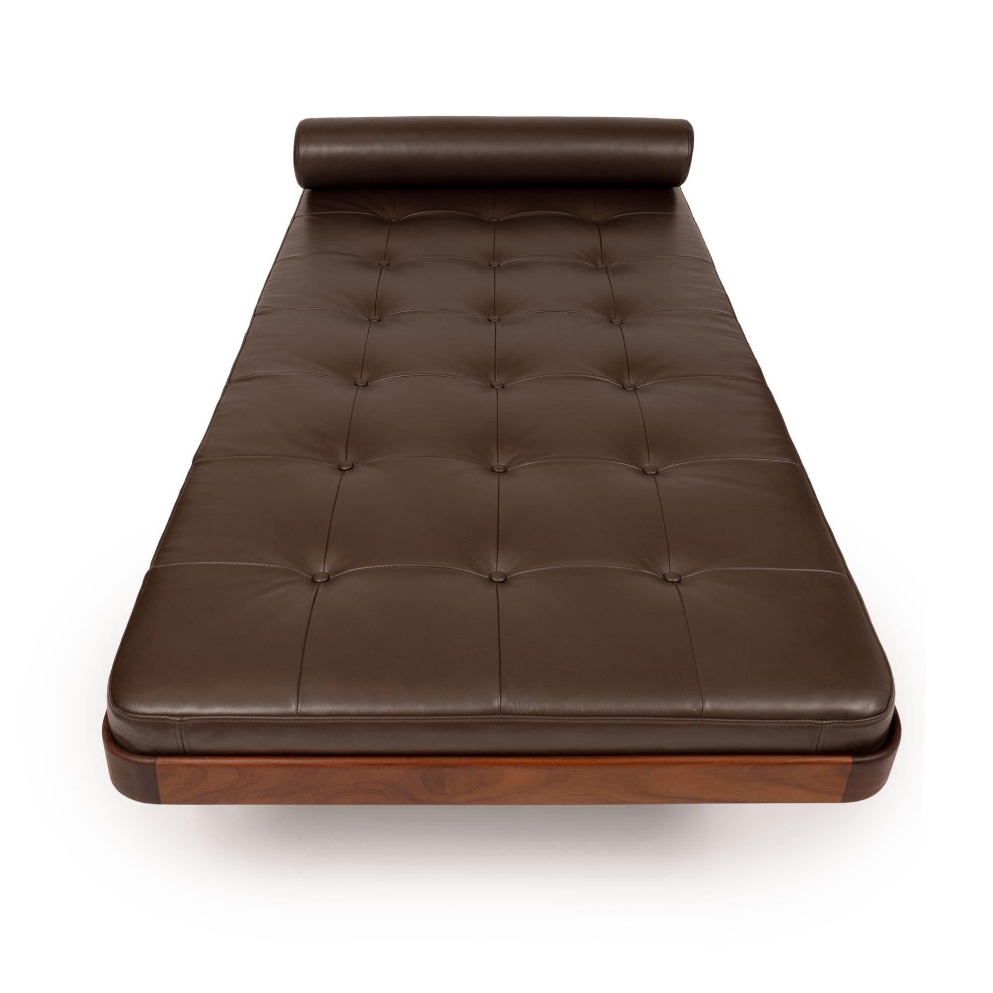 Vintage Mid-Century Modern Teak Daybed in getuftetem Leder (20. Jahrhundert) im Angebot
