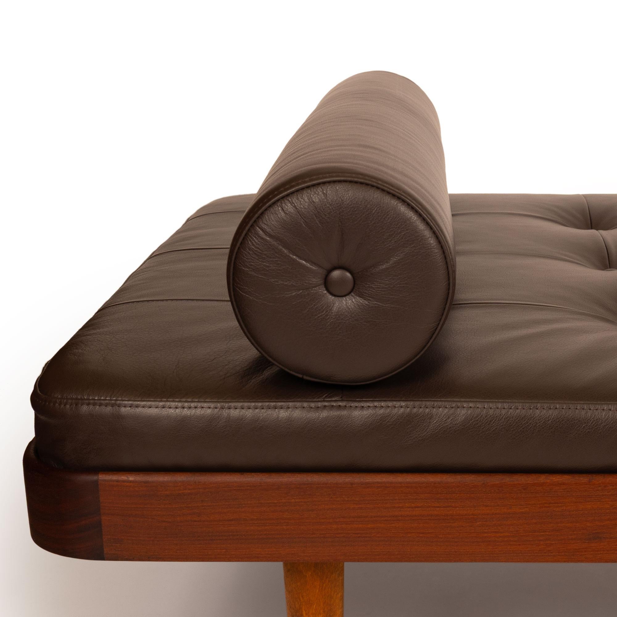 Vintage Mid-Century Modern Teak Daybed in getuftetem Leder im Angebot 1