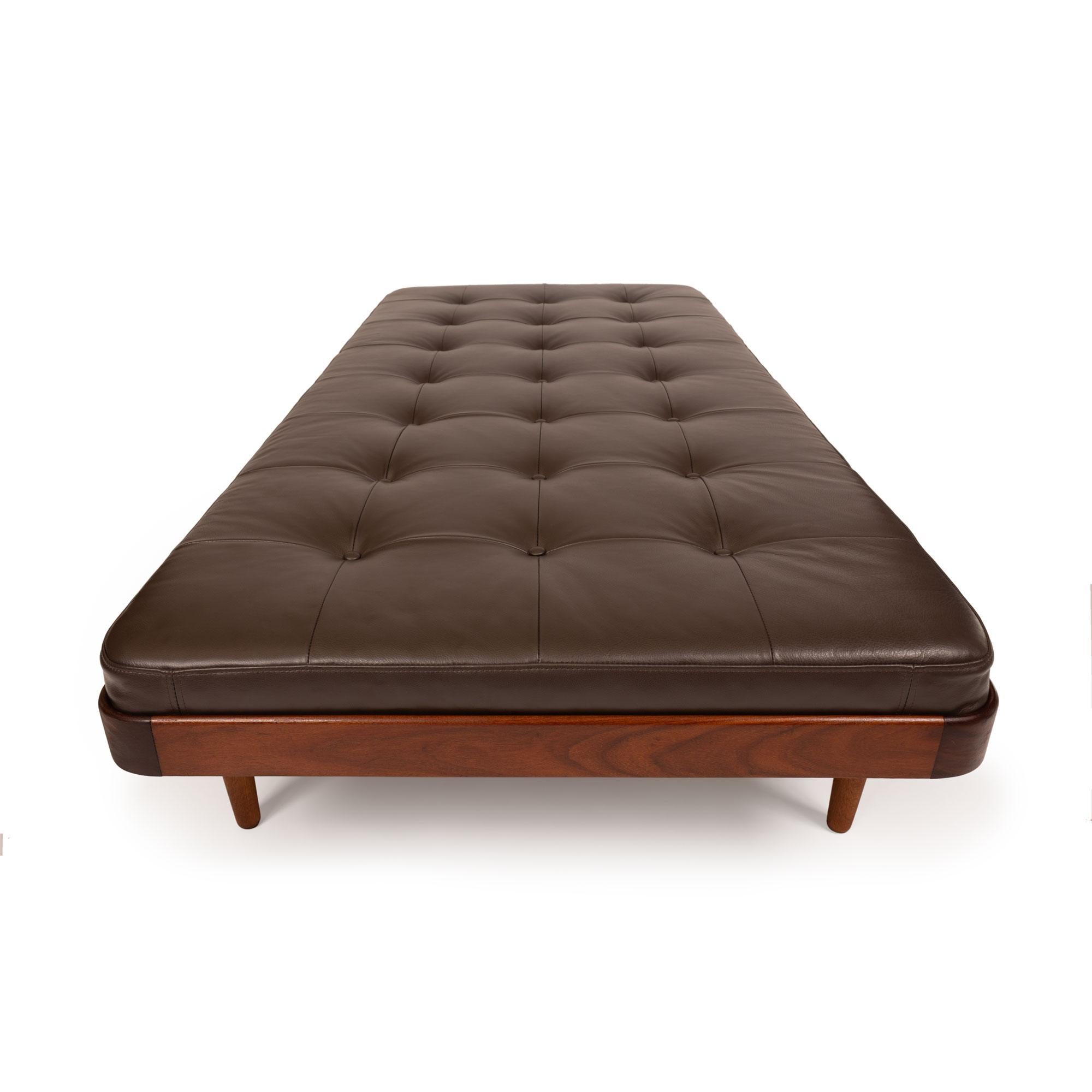 Vintage Mid-Century Modern Teak Daybed in getuftetem Leder im Angebot 4