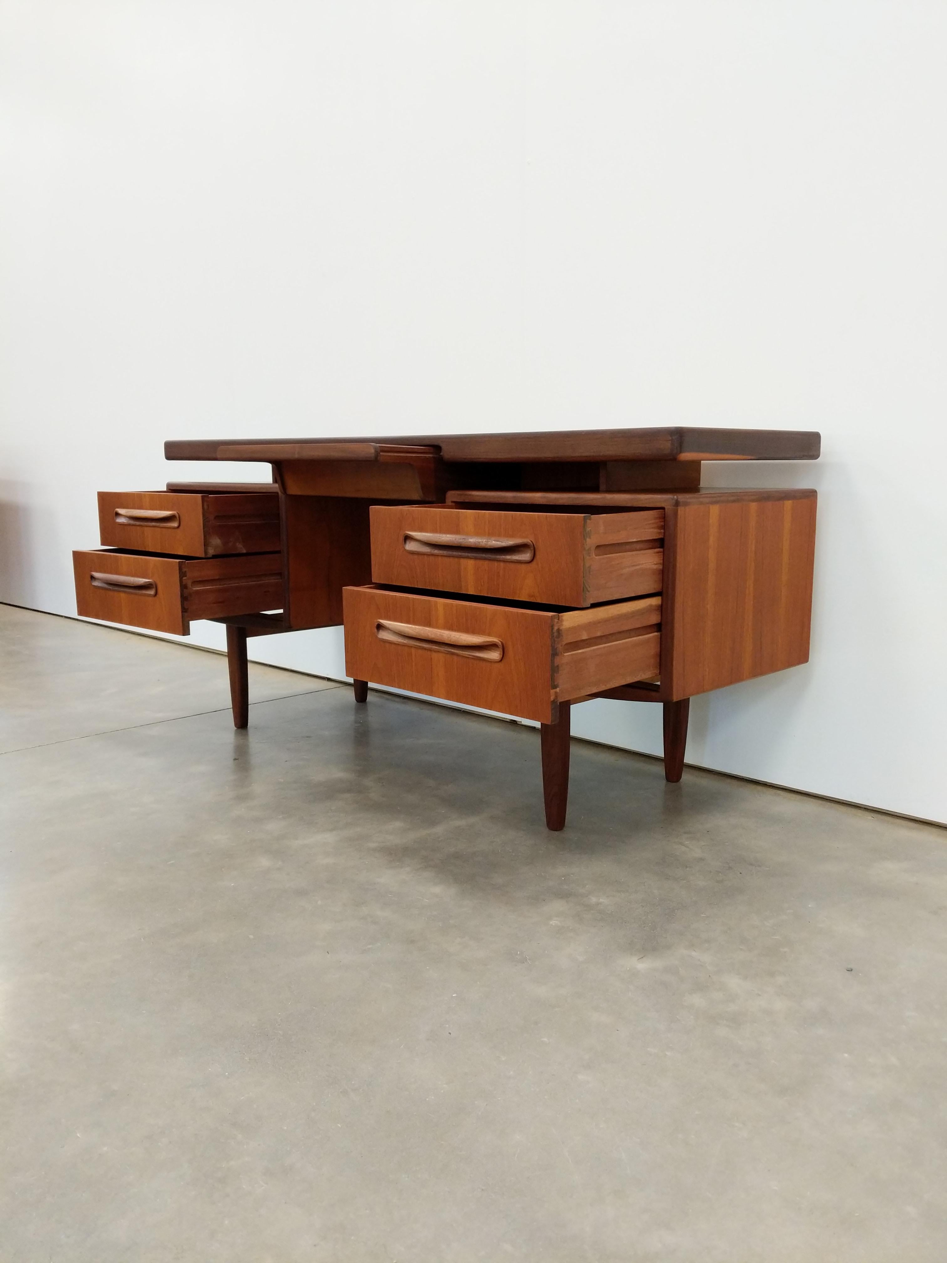 Mid-Century Modern Vintage Mid Century Modern Teak Desk by G Plan en vente