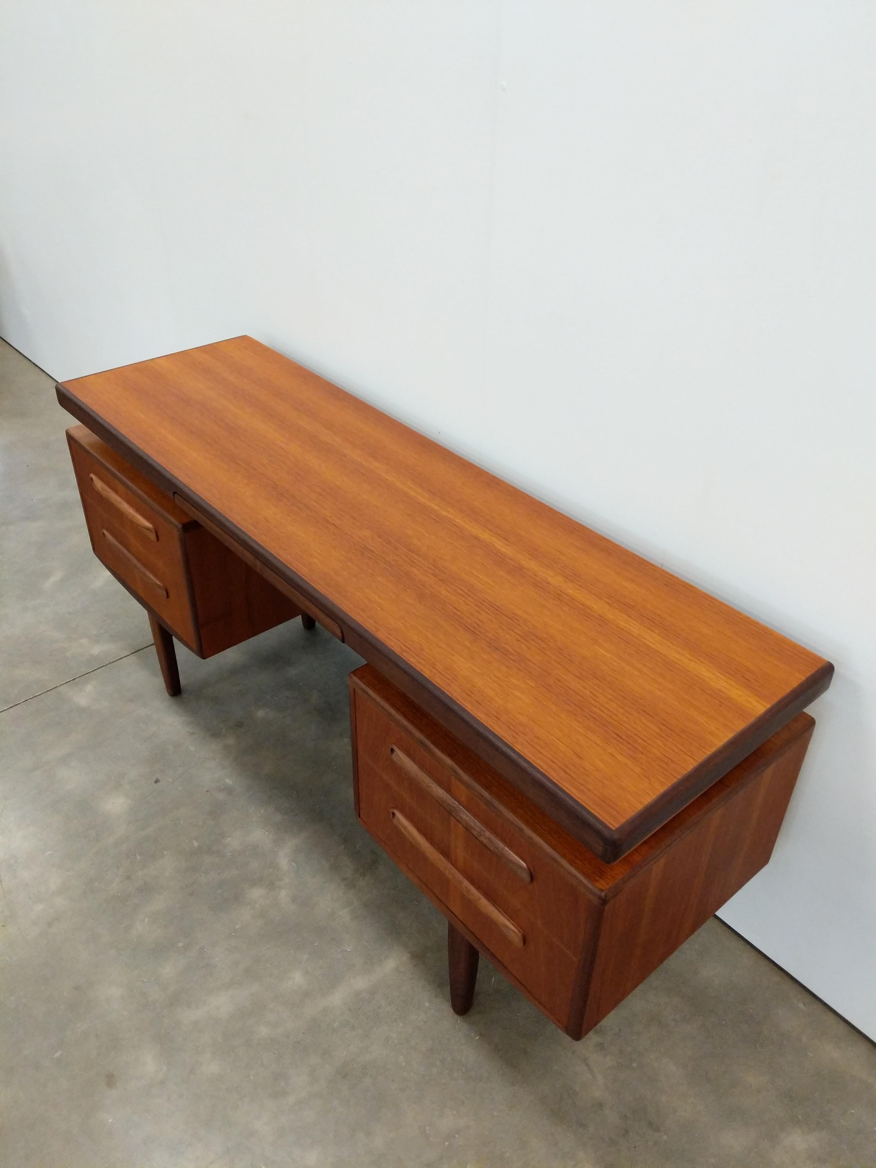 Britannique Vintage Mid Century Modern Teak Desk by G Plan en vente