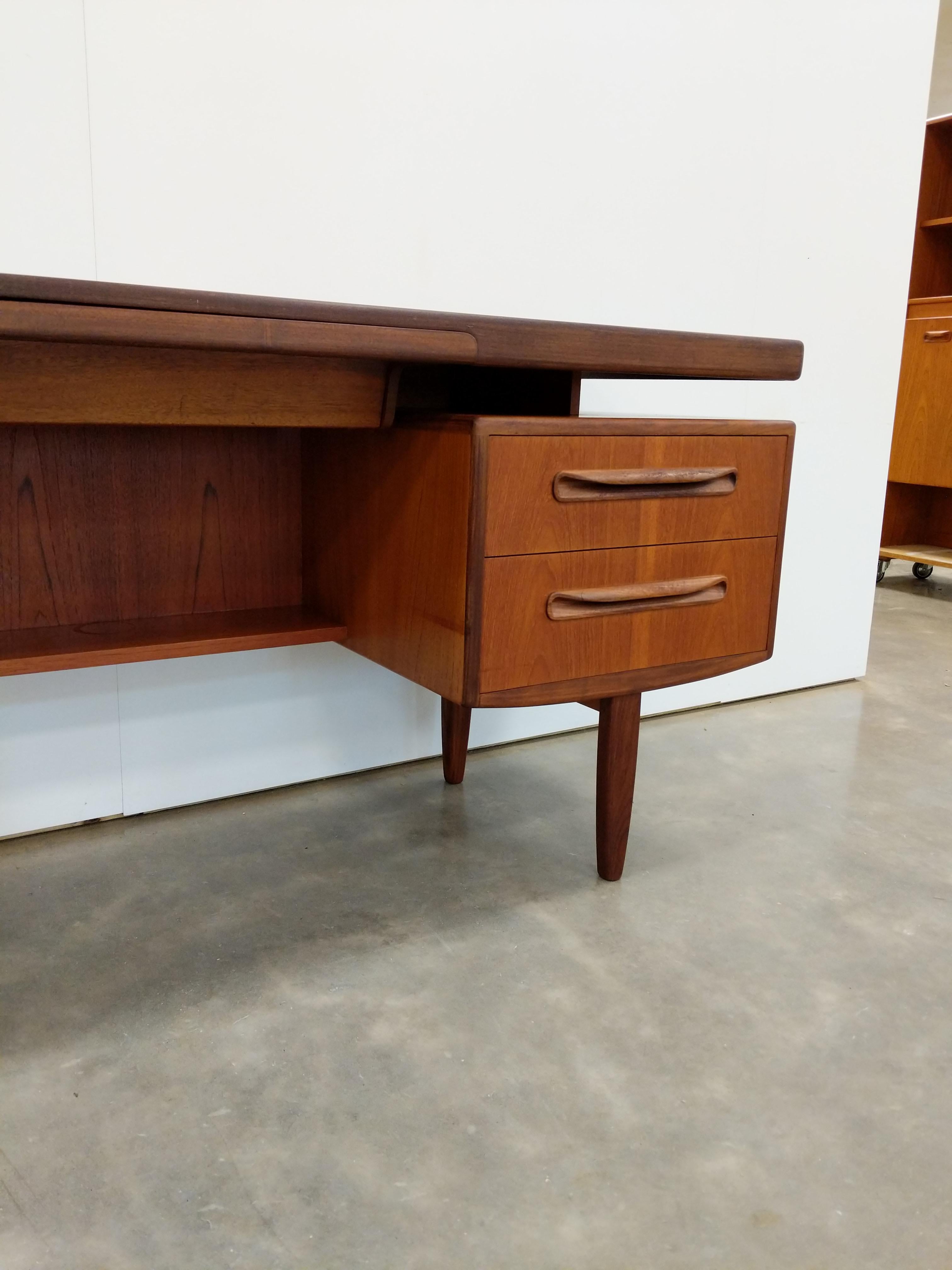 20ième siècle Vintage Mid Century Modern Teak Desk by G Plan en vente
