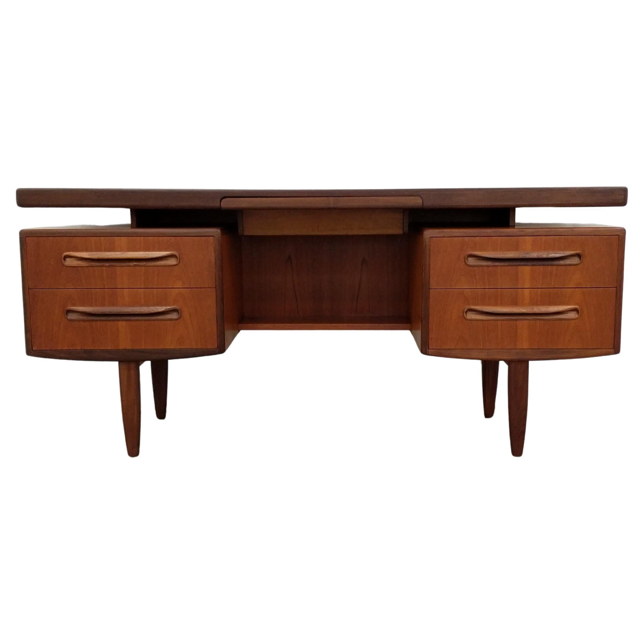 Vintage Mid Century Modern Teak Desk by G Plan en vente