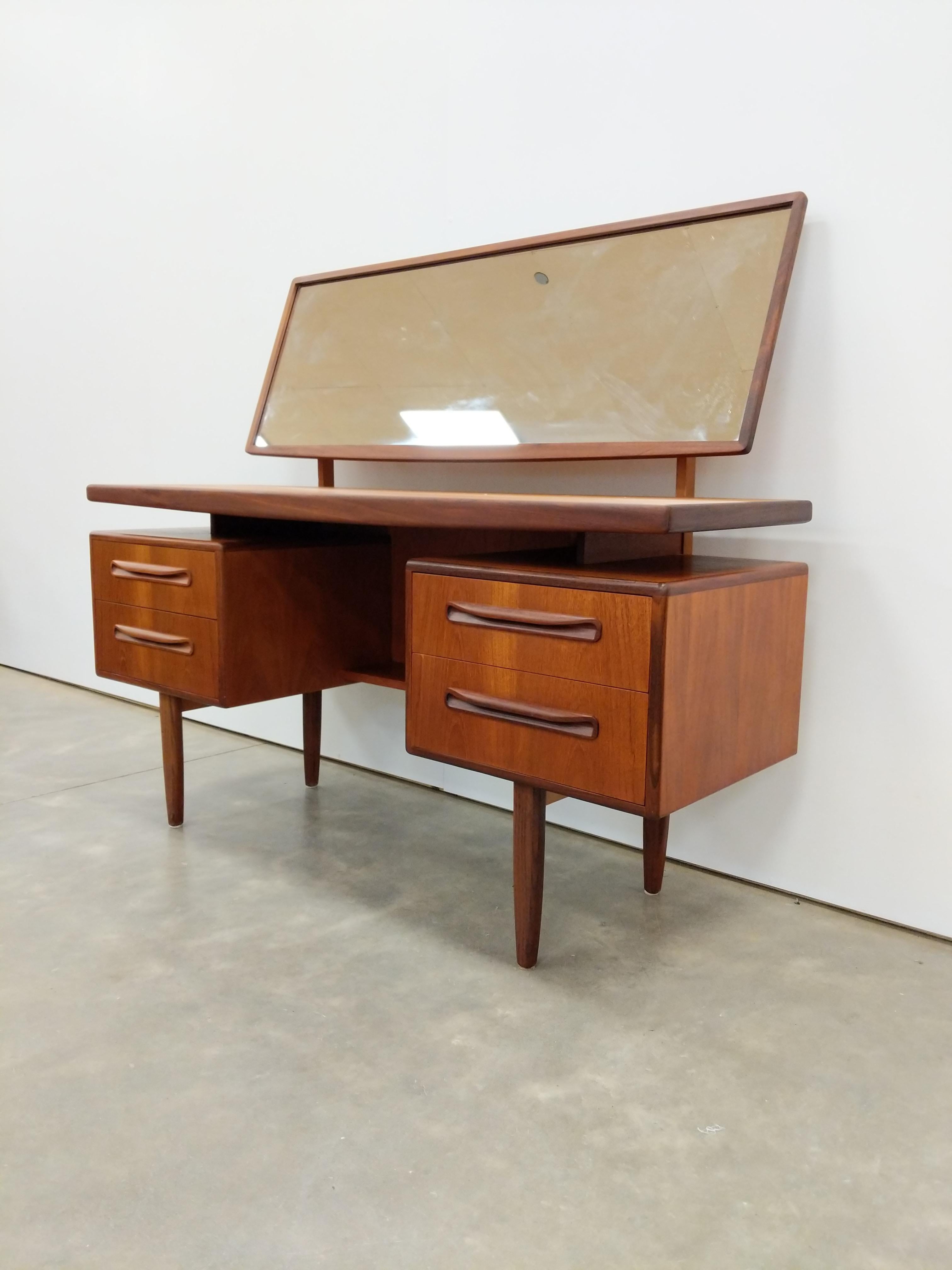 Authentique bureau / coiffeuse / vanity vintage mid century modern en teck avec miroir.

Série 