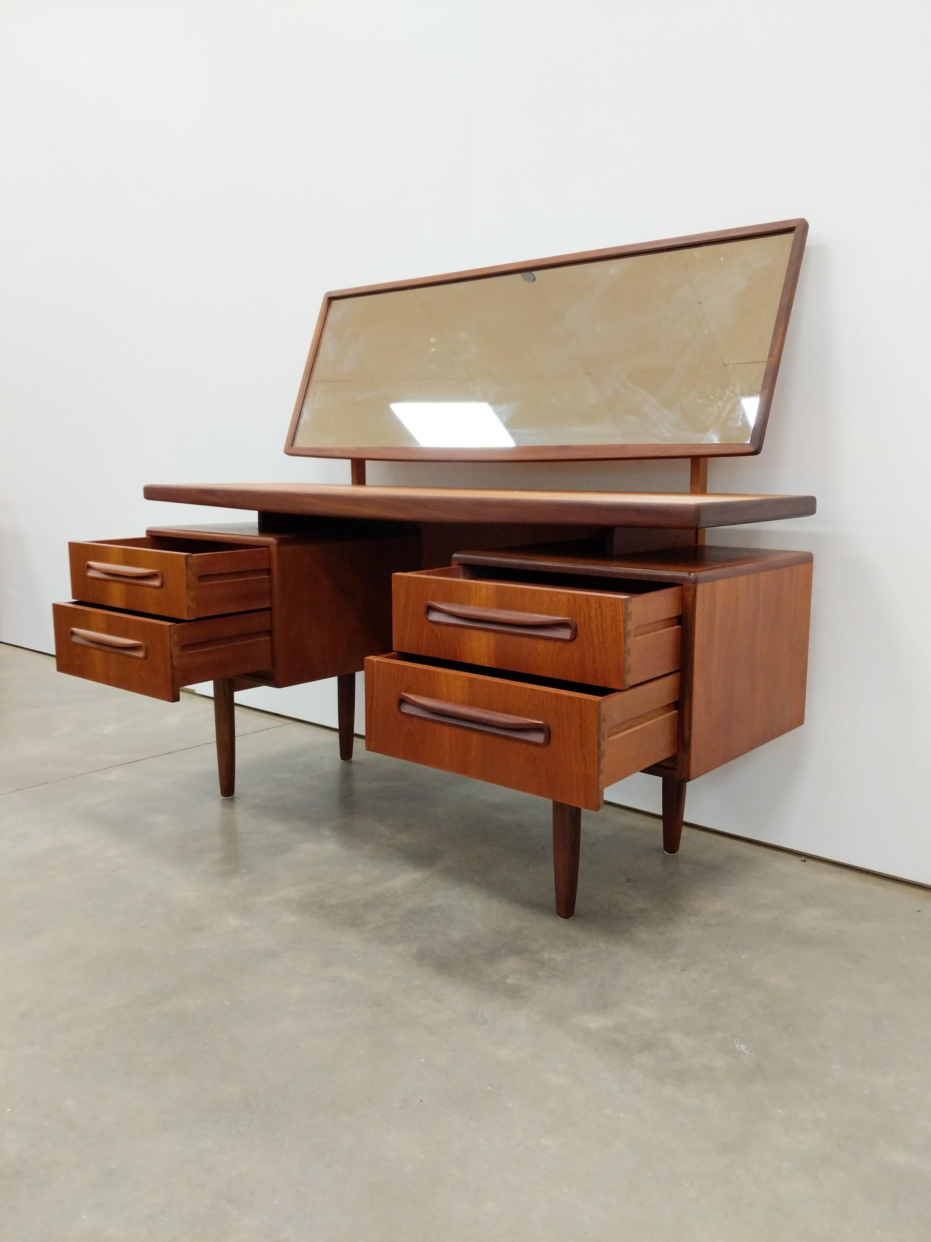 Mid-Century Modern Bureau / coiffeuse Vintage Mid Century Modern en teck par G-Plan en vente