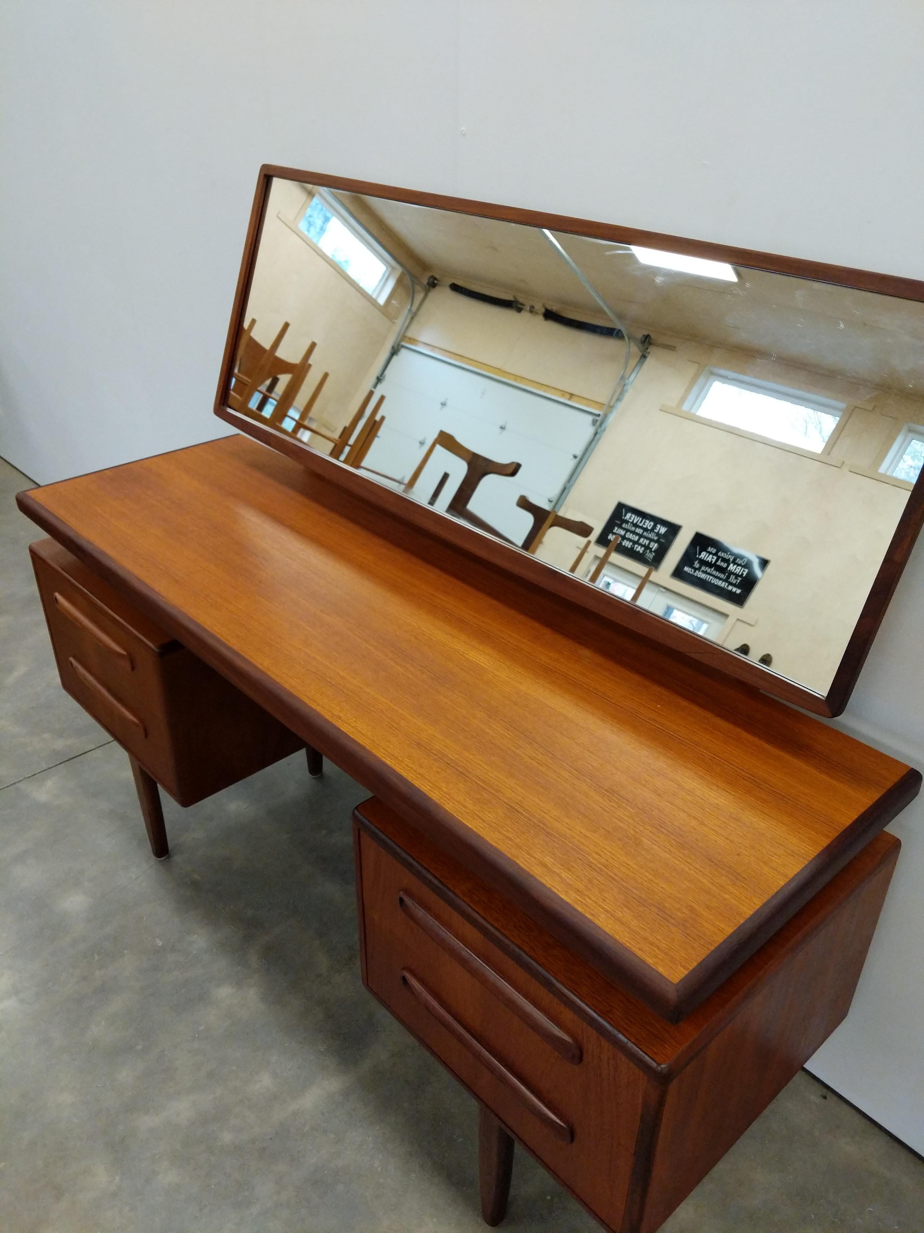 Britannique Bureau / coiffeuse Vintage Mid Century Modern en teck par G-Plan en vente