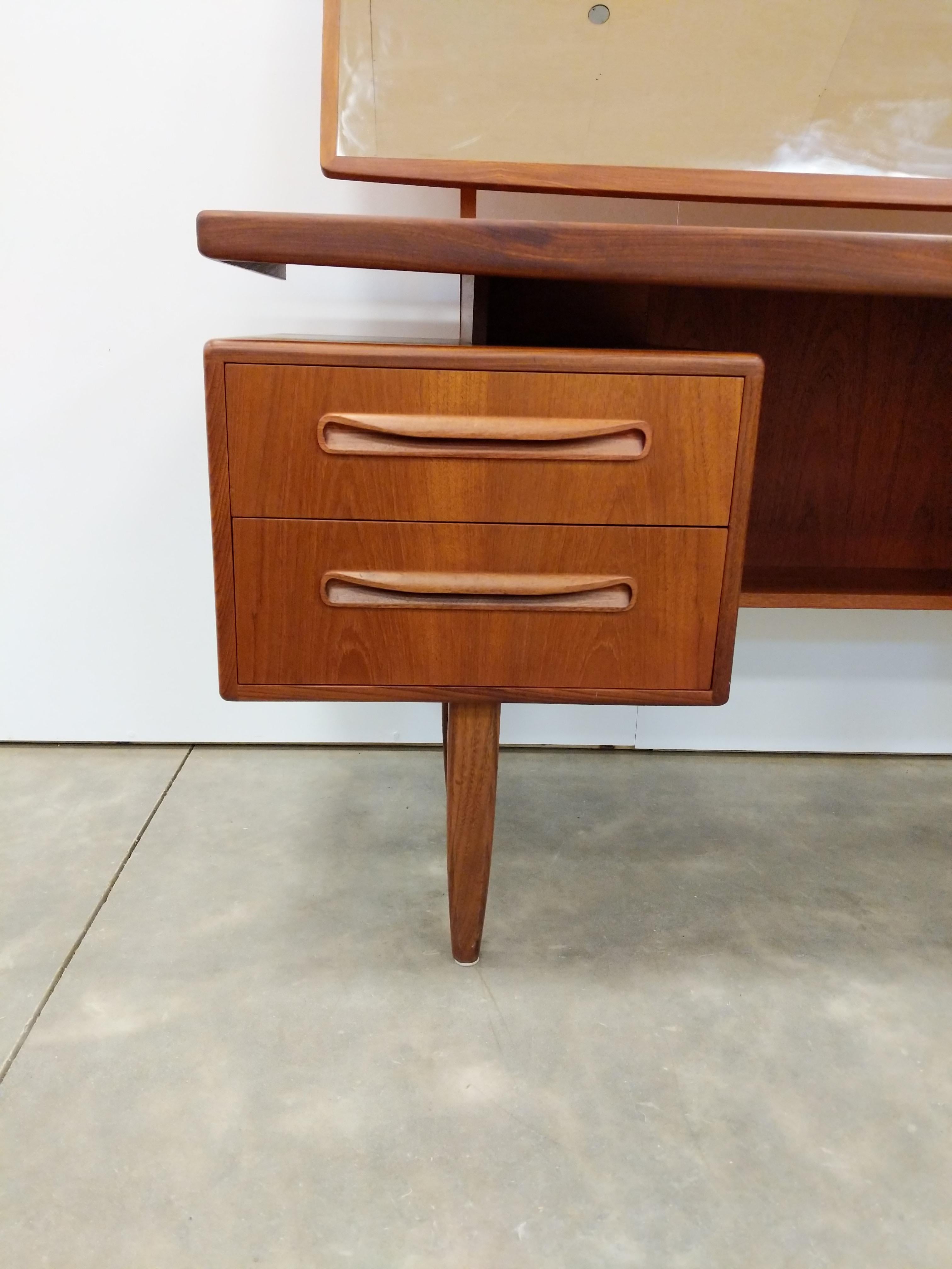 Bureau / coiffeuse Vintage Mid Century Modern en teck par G-Plan Bon état - En vente à Gardiner, NY
