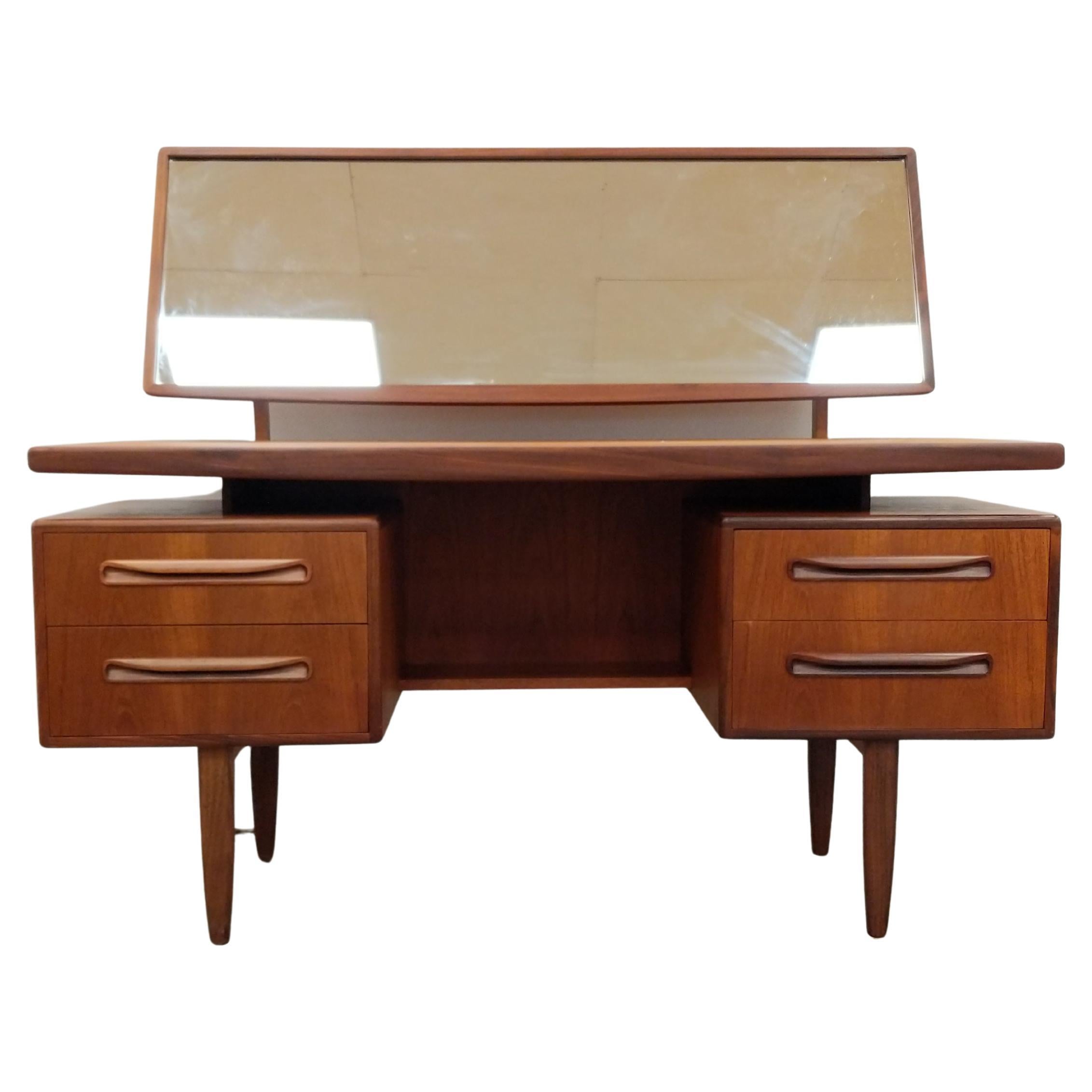 Bureau / coiffeuse Vintage Mid Century Modern en teck par G-Plan en vente