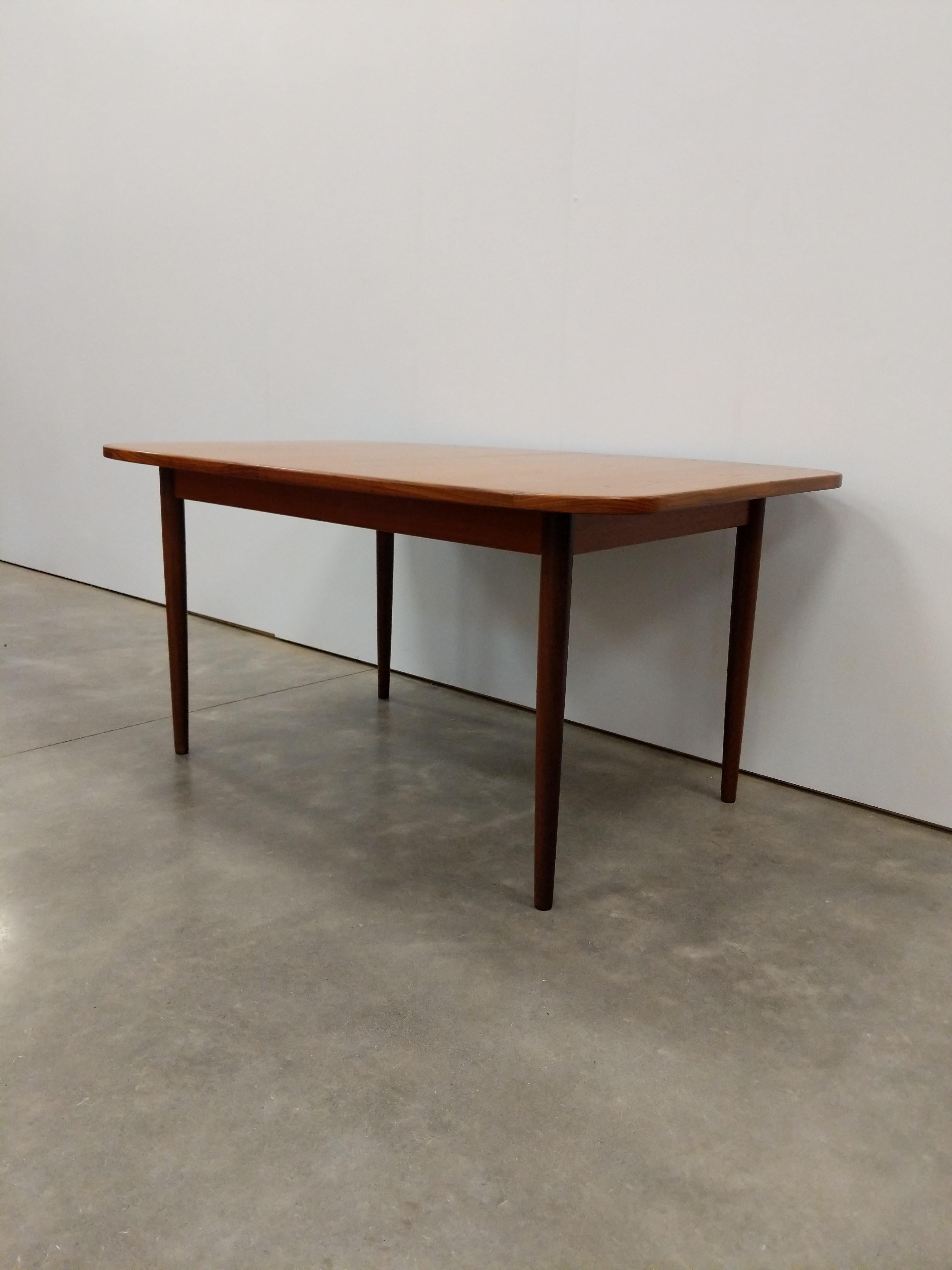 Authentic vintage mid century modern teak dining table.

With 1 hidden built-in leaf in the middle of the table.

By G Plan.

Maker's label on bottom.

This table is in excellent condition with very few signs of age-related wear (see photos).

If