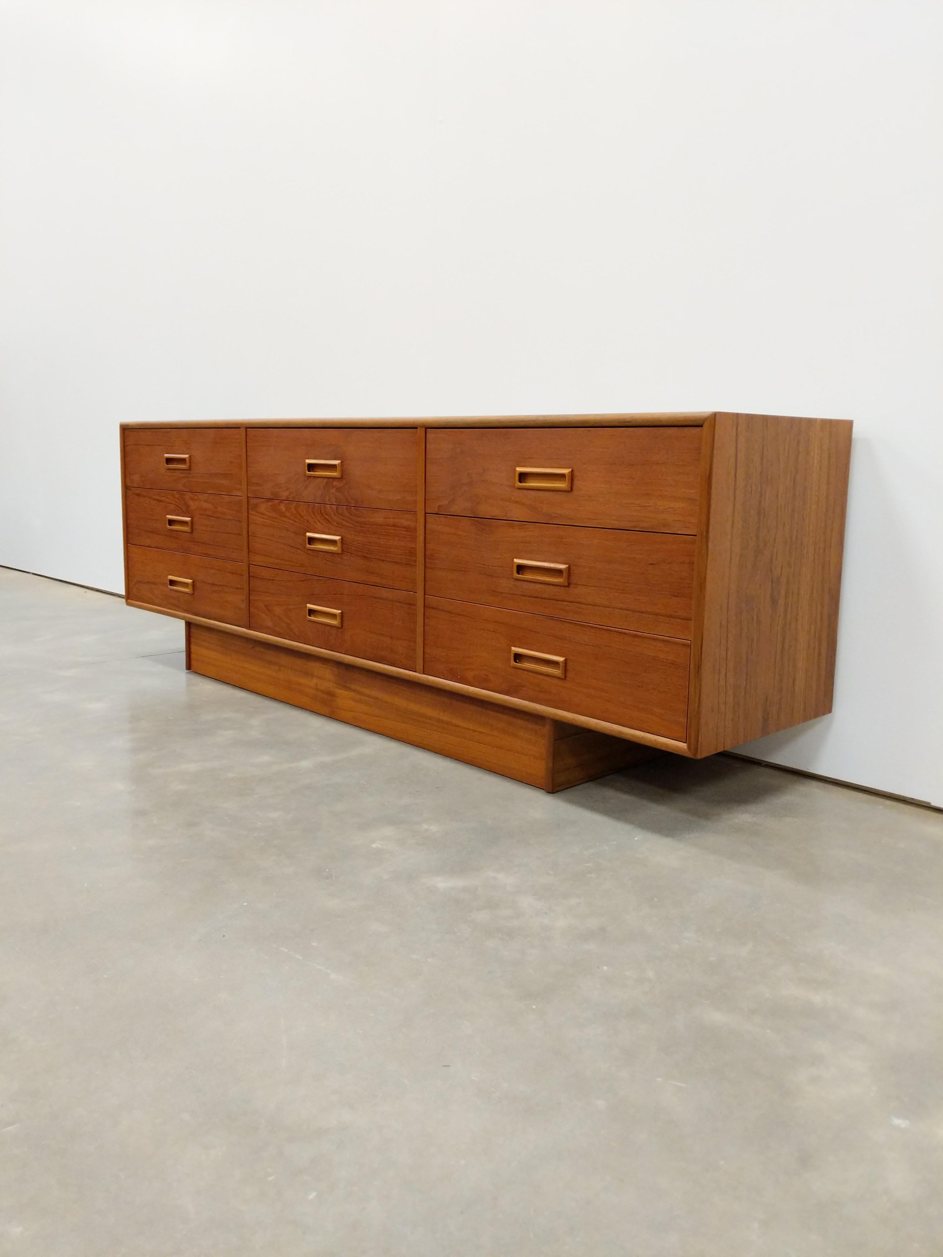 Authentic vintage mid century modern teak low dresser / chest of drawers.

This piece is in excellent refinished condition with very few signs of age-related wear (see photos).

If you would like any additional details, please contact