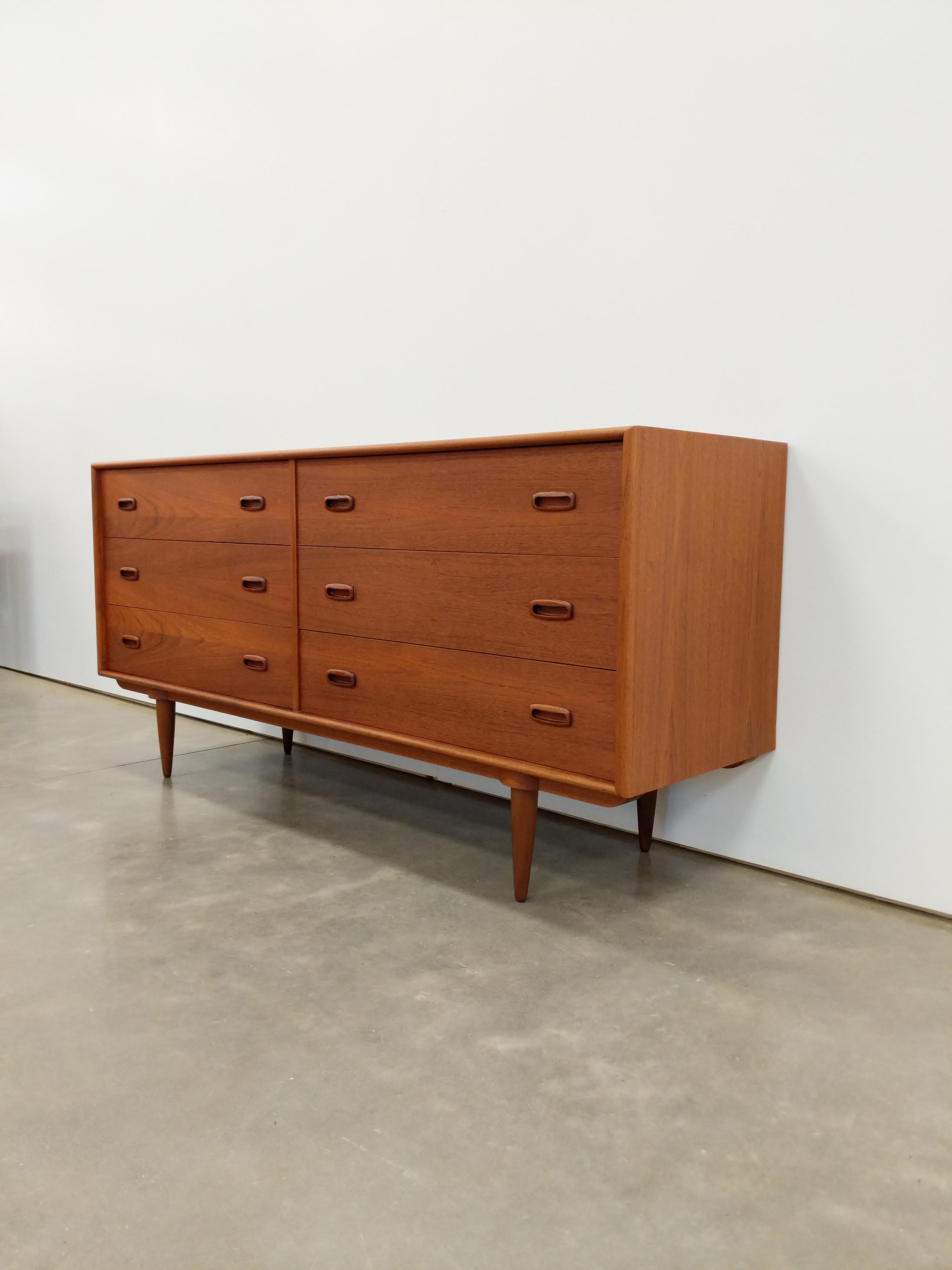Authentic vintage mid century modern teak dresser / chest of drawers.

This piece is in excellent refinished condition with very few signs of age-related wear (see photos).

If you would like any additional details, please contact