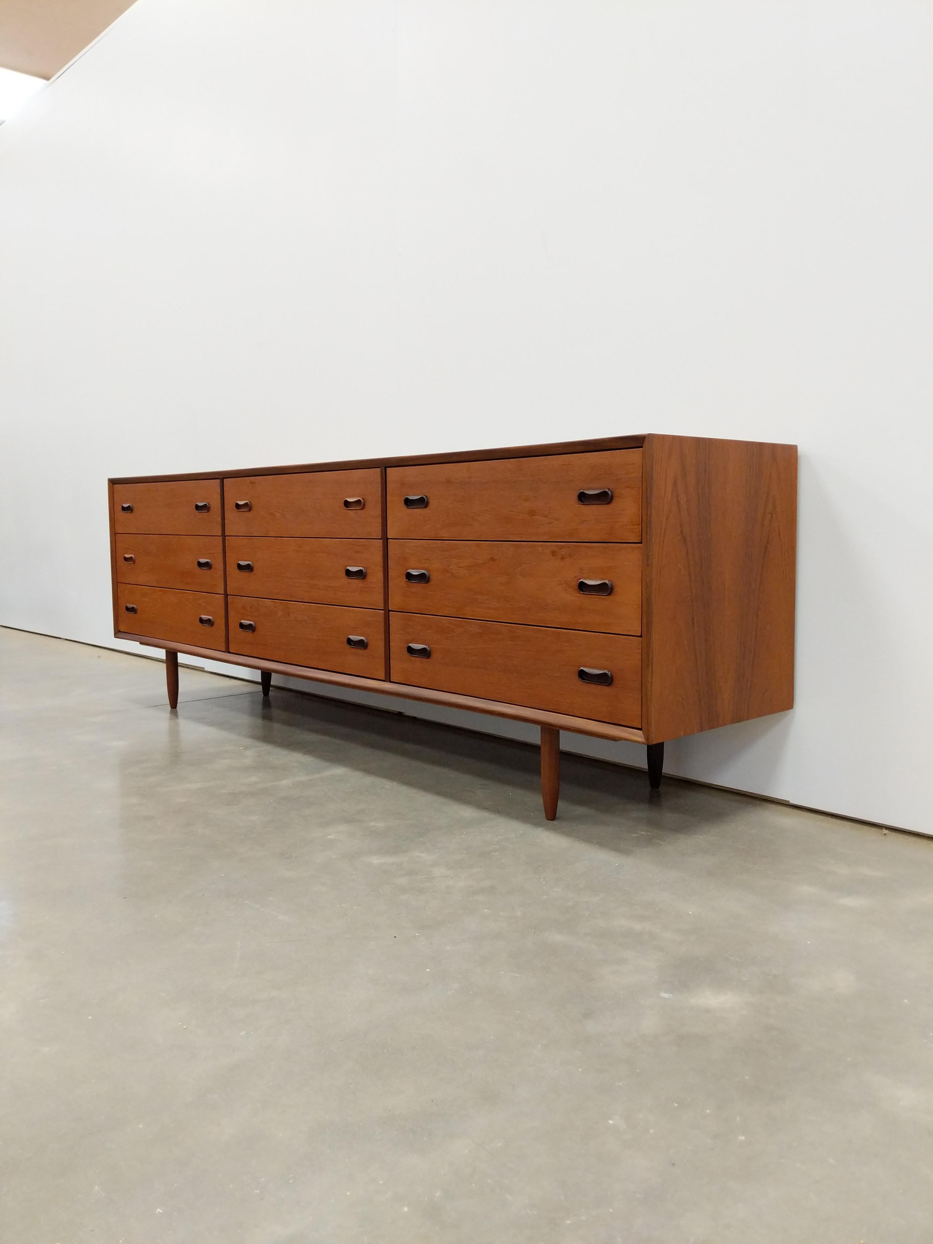 Authentic vintage mid century modern teak drawer dresser.

This piece is in very good refinished condition with few signs of age-related wear (see photos).

If you would like any additional details, please contact us.

Dimensions:
28