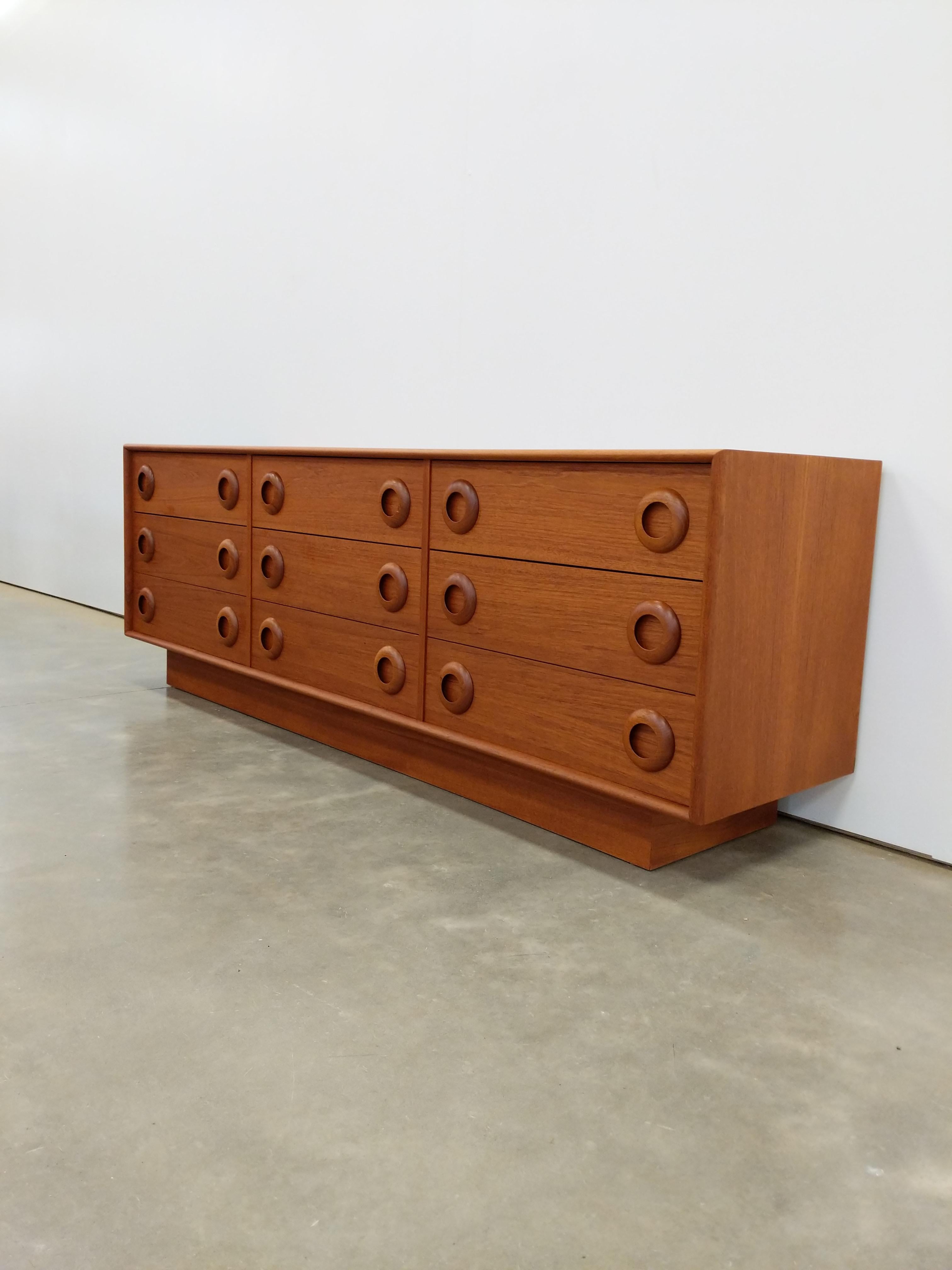 Authentic vintage mid century modern teak 9 drawer dresser.

This piece is in excellent refinished condition with very few signs of age-related wear (see photos).

If you would like any additional details, please contact us.

Dimensions:
26