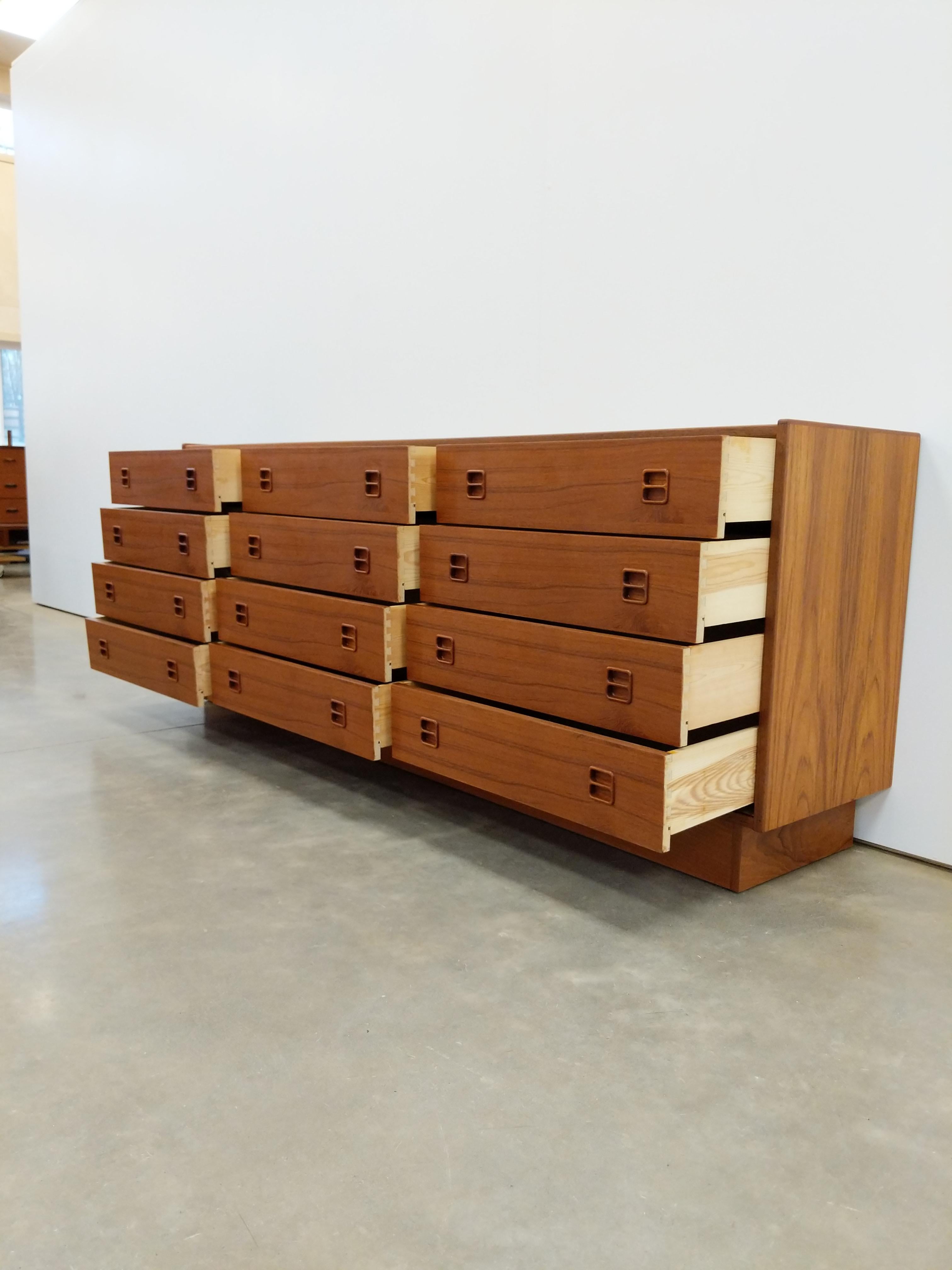 Mid-Century moderno Comò in teak vintage della metà del secolo scorso