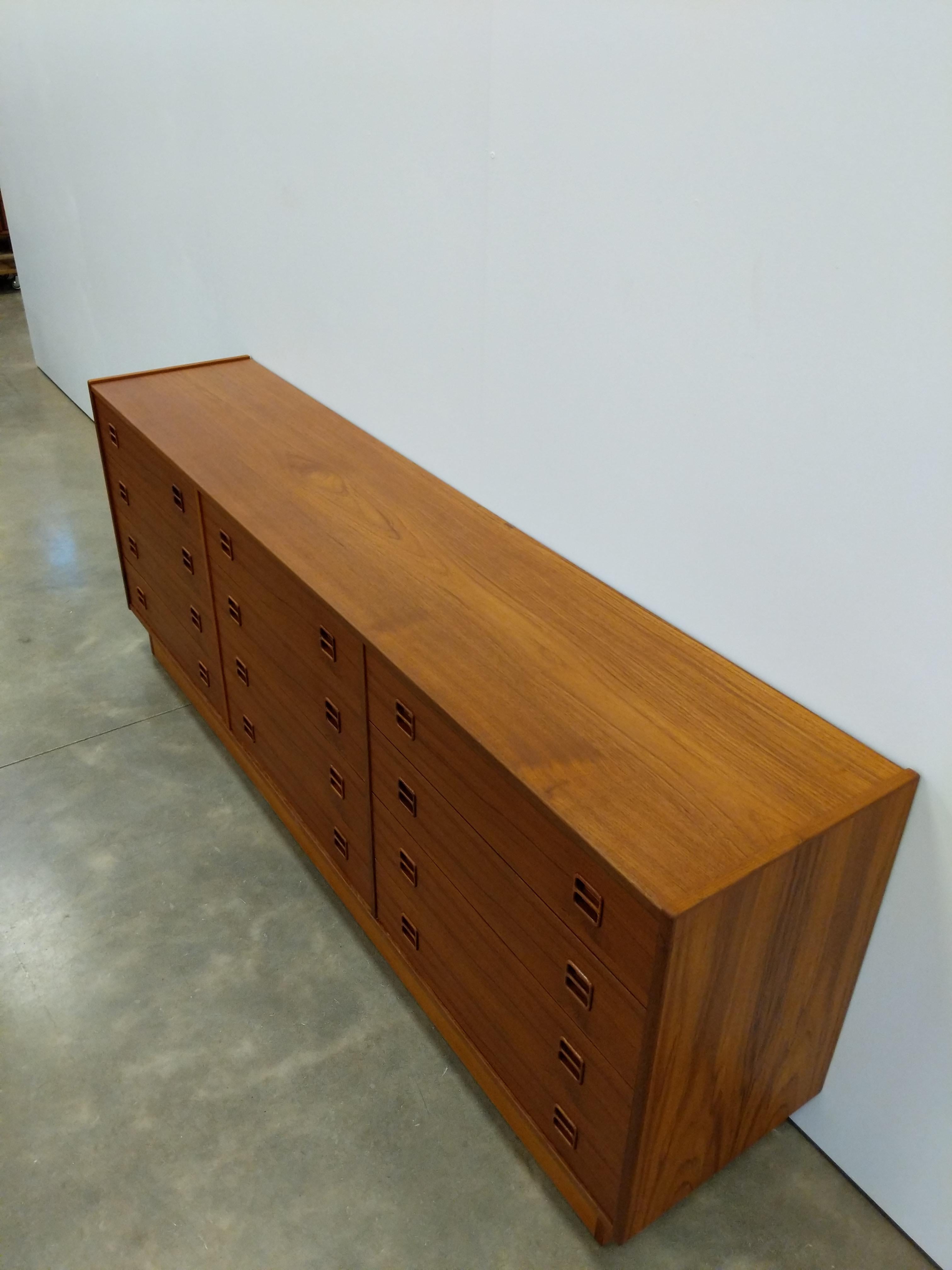 Comò in teak vintage della metà del secolo scorso In condizioni buone a Gardiner, NY
