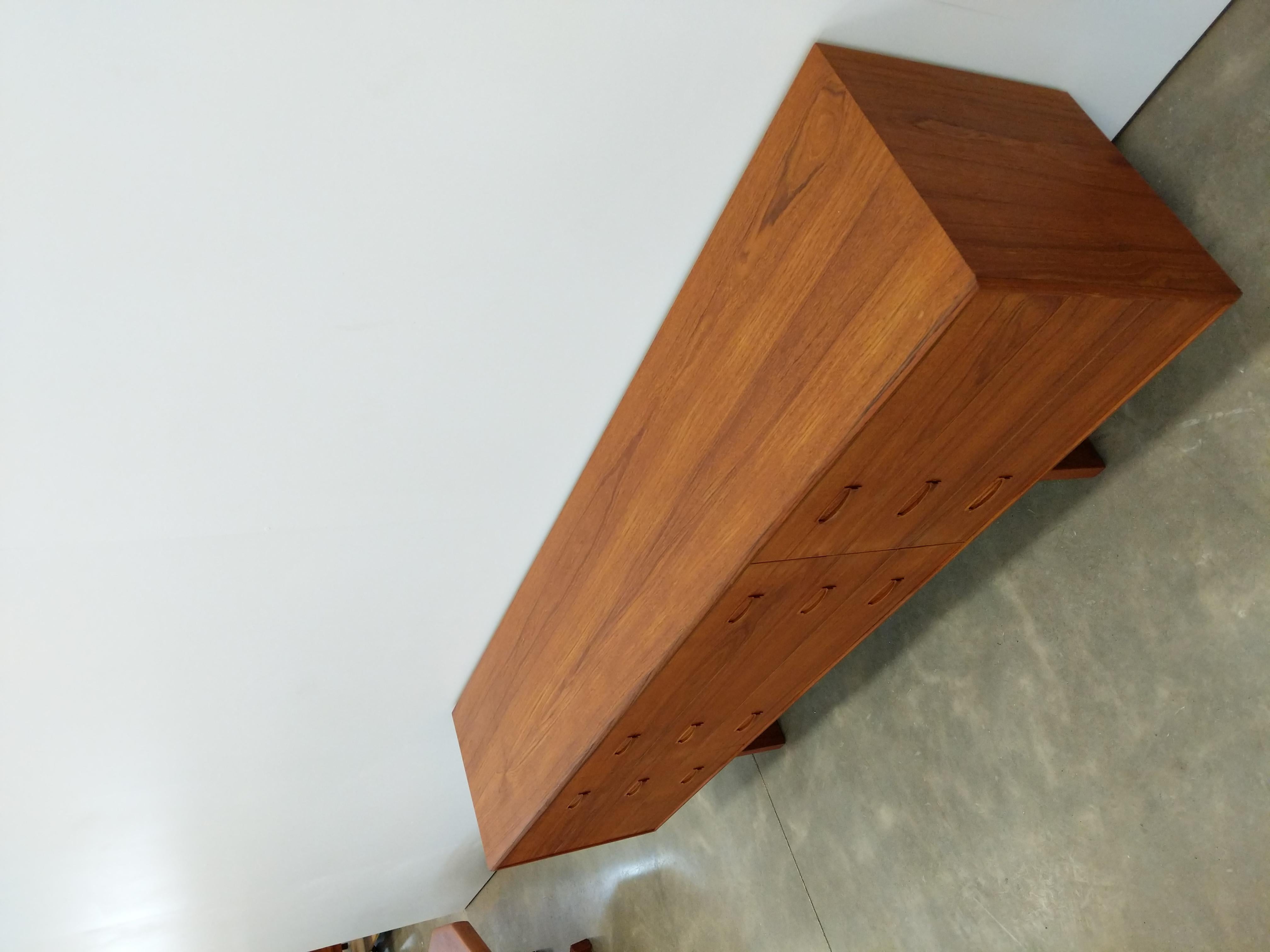 Vintage Mid Century Modern Teak Dresser In Good Condition In Gardiner, NY
