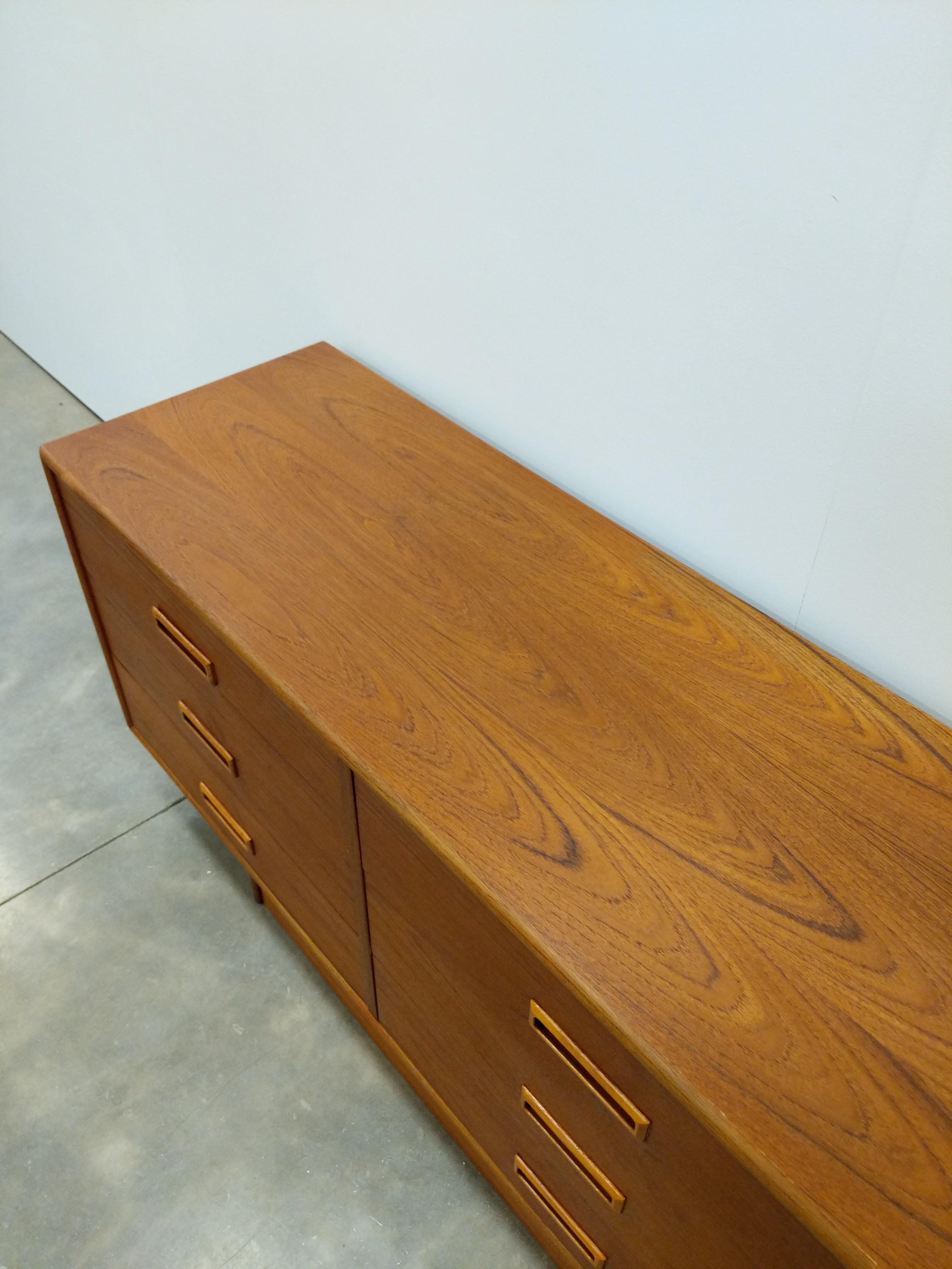 Vintage Mid Century Modern Teak Dresser In Good Condition In Gardiner, NY