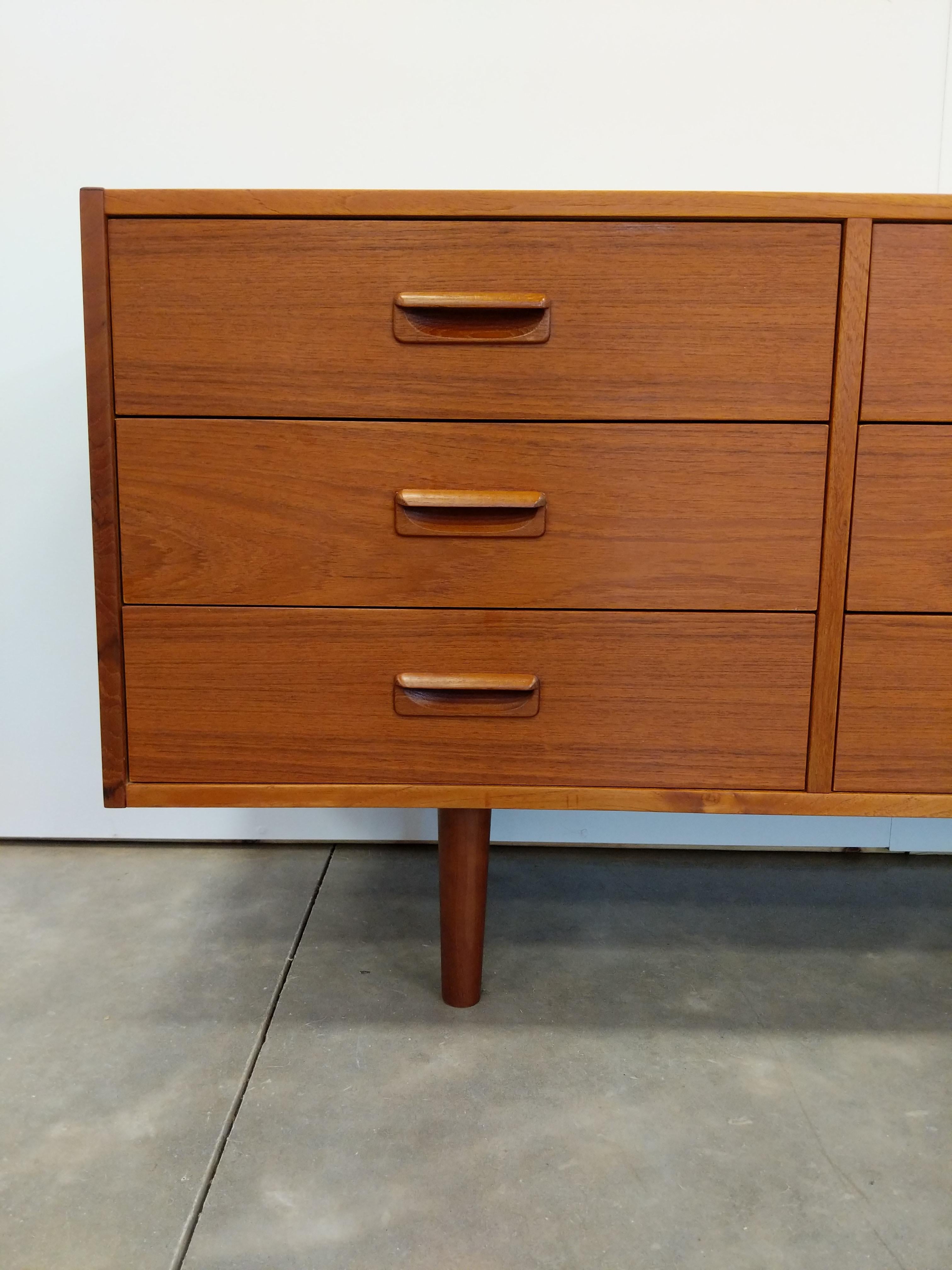 Vintage Mid Century Modern Teak Dresser In Good Condition In Gardiner, NY