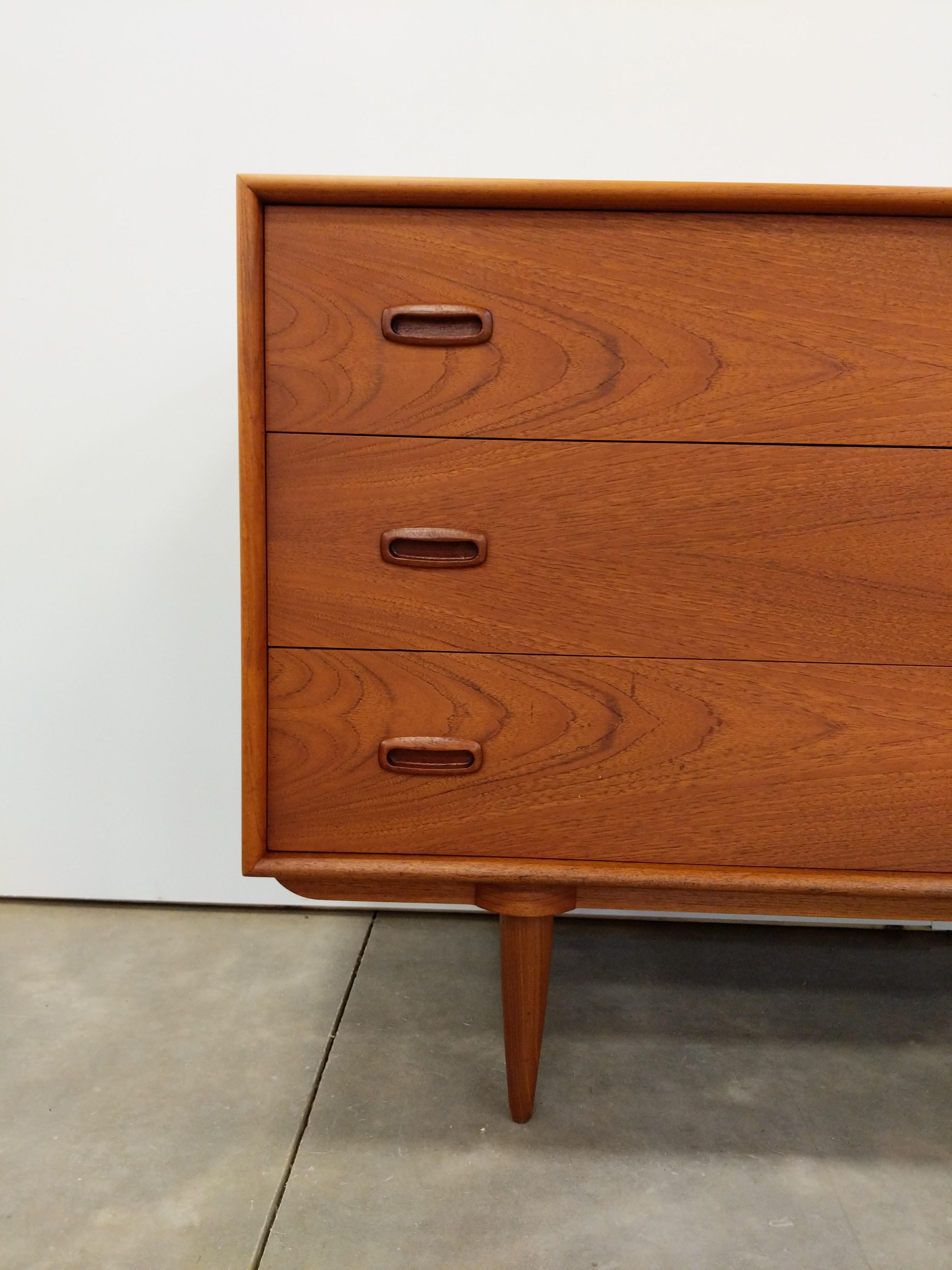 Vintage Mid Century Modern Teak Dresser In Good Condition In Gardiner, NY