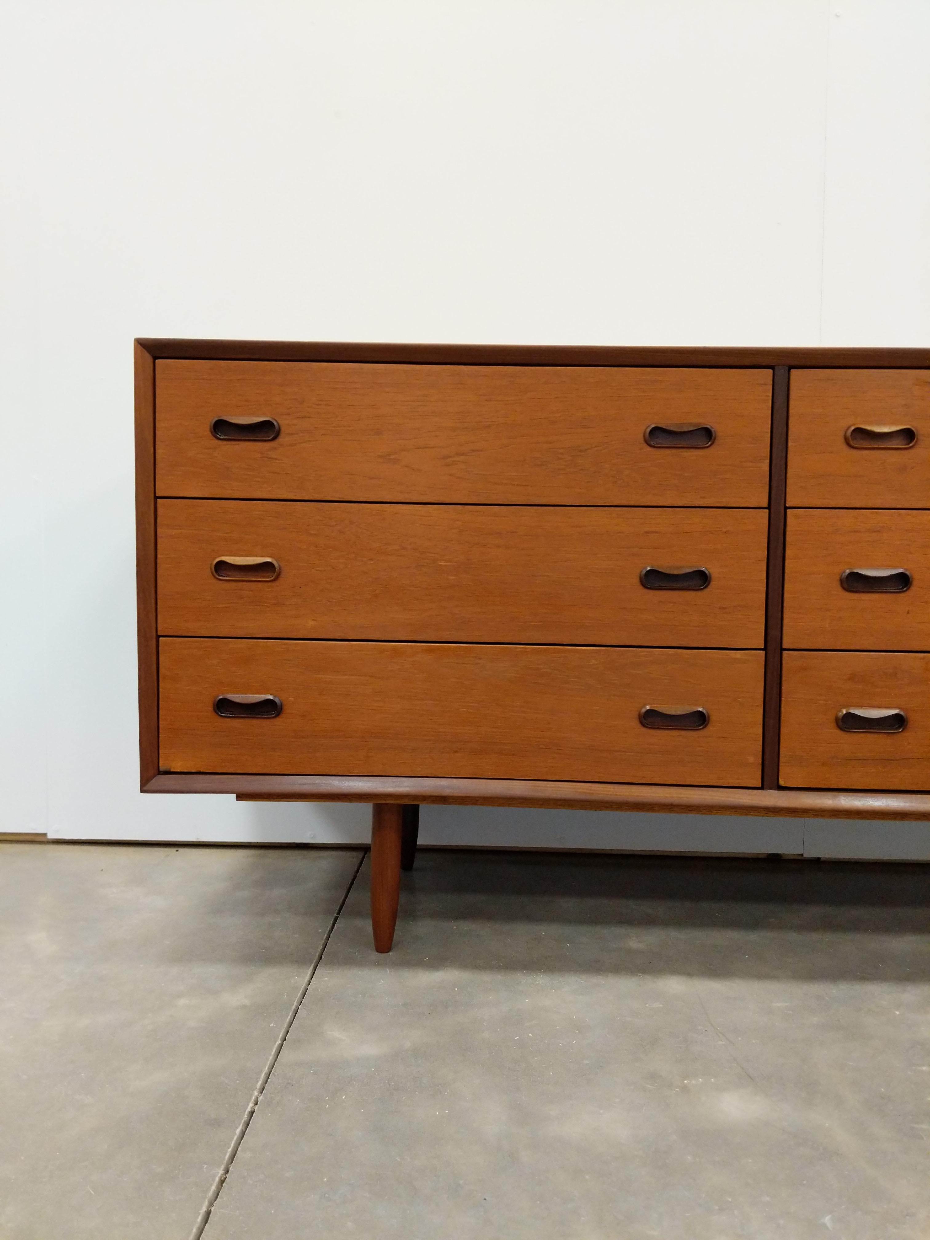 Vintage Mid Century Modern Teak Dresser In Good Condition In Gardiner, NY