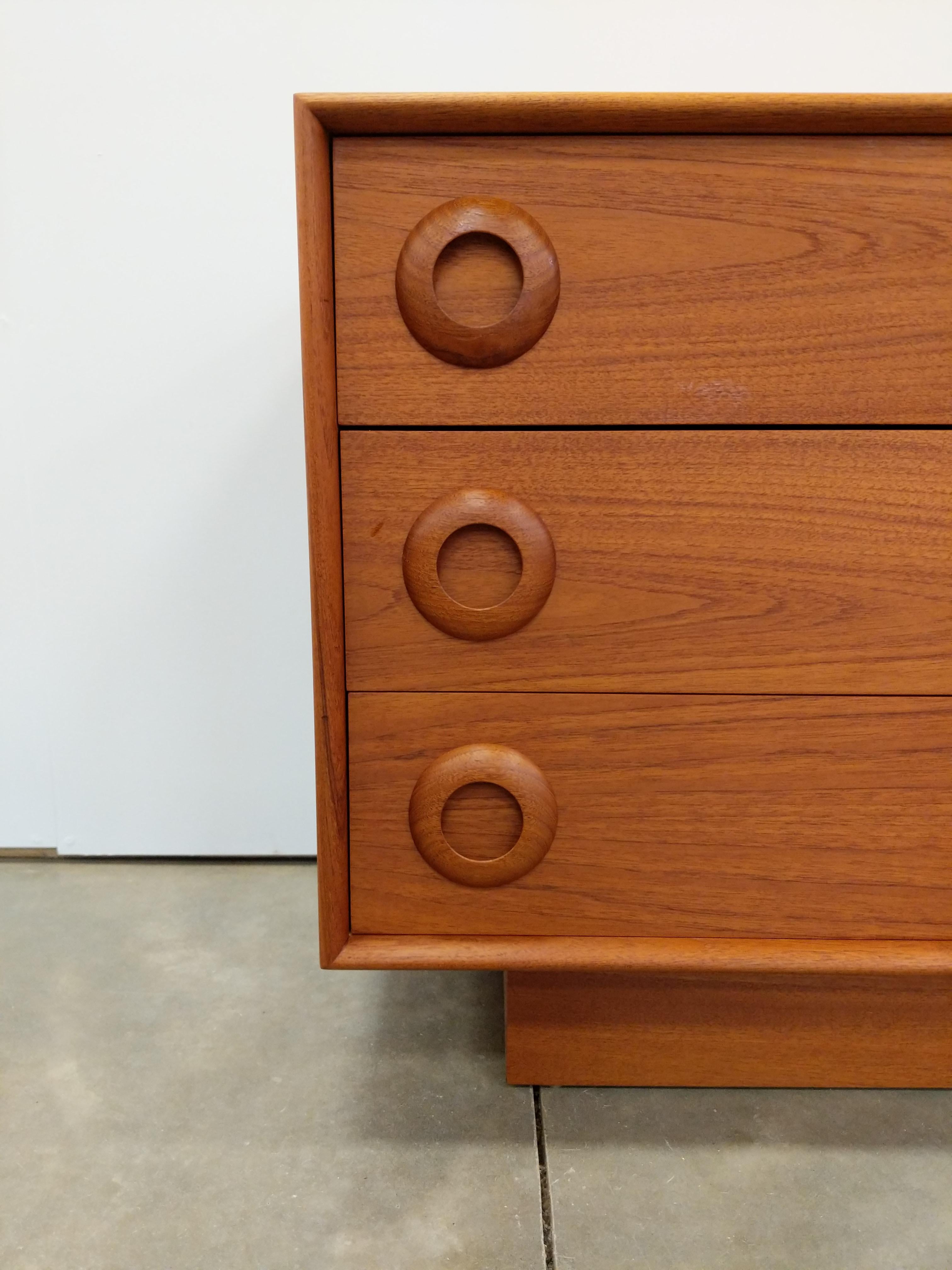 Vintage Mid Century Modern Teak Dresser In Good Condition In Gardiner, NY