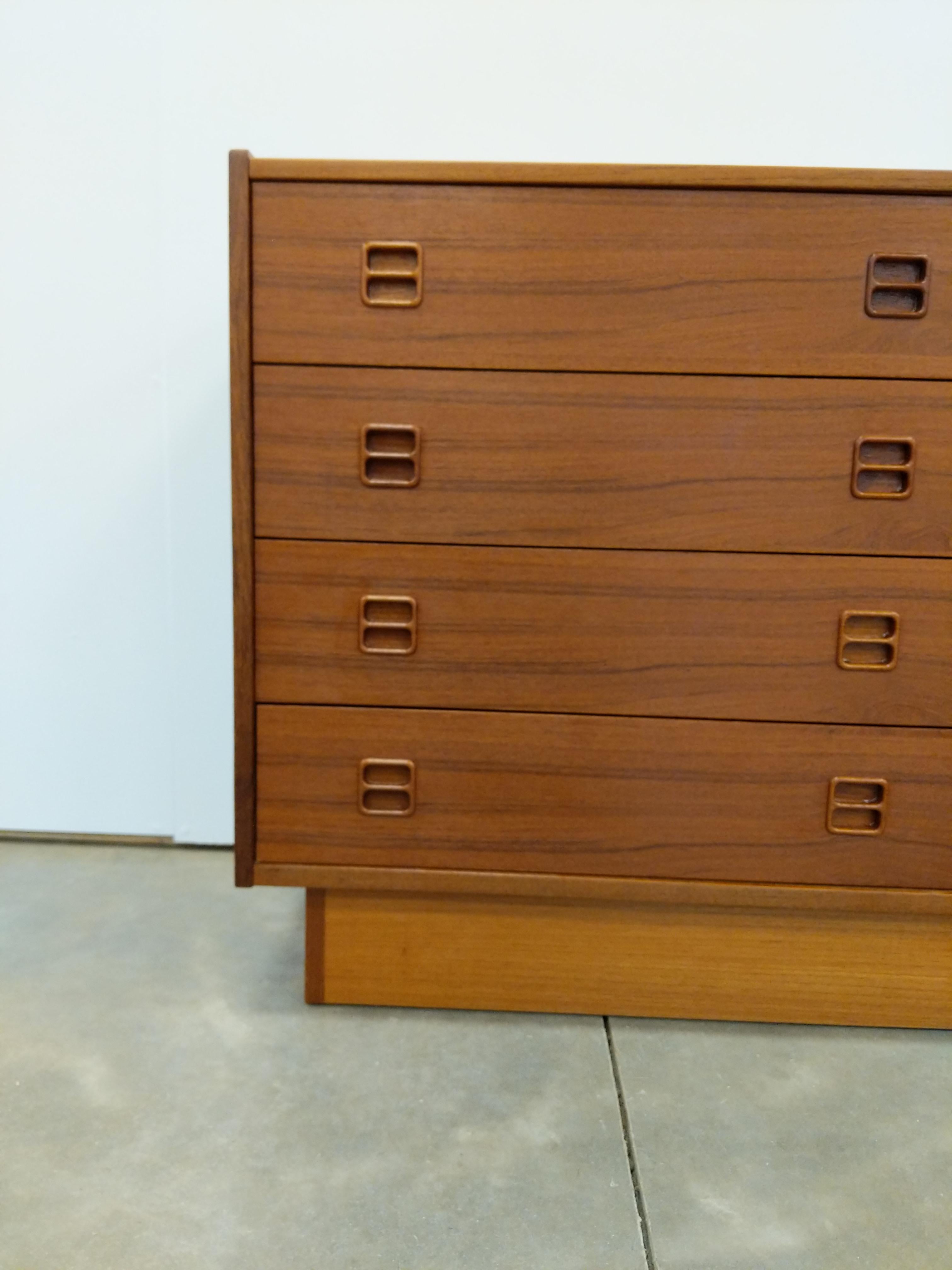 XX secolo Comò in teak vintage della metà del secolo scorso