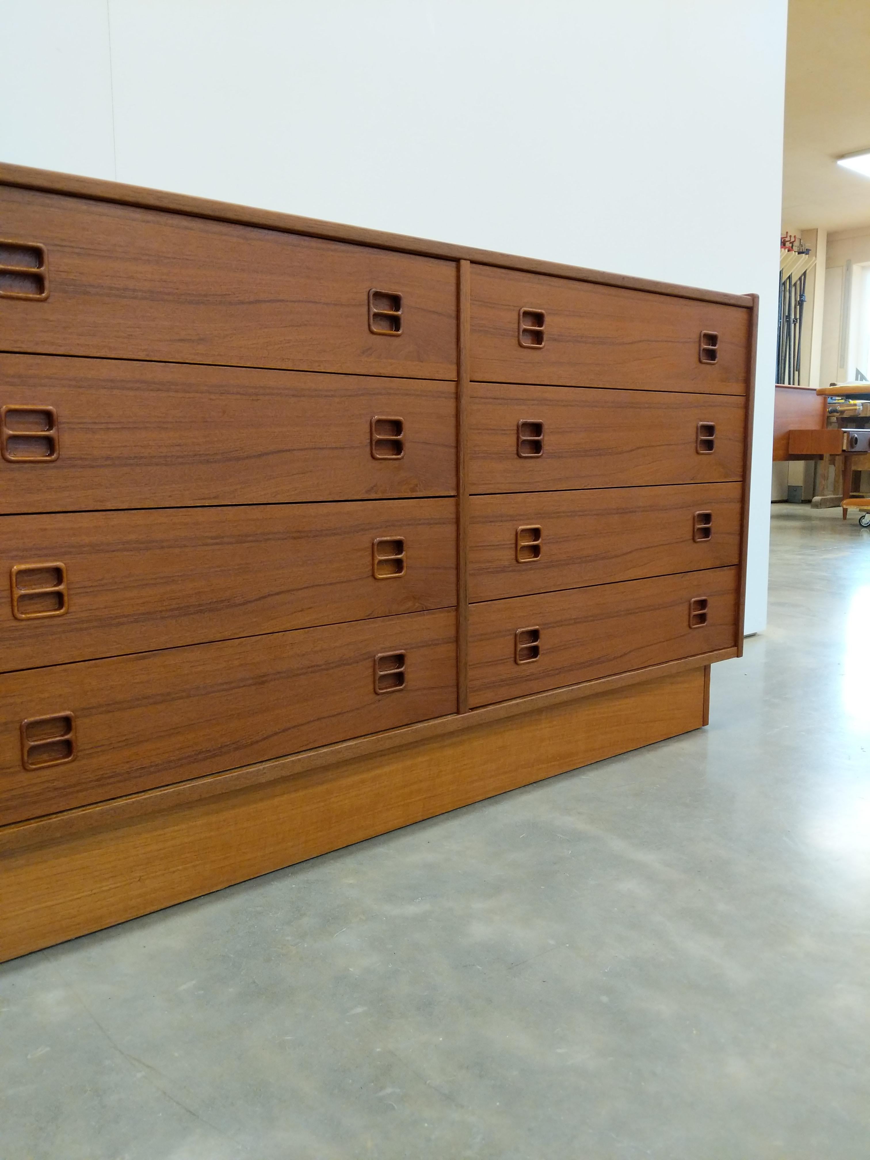 Teak Comò in teak vintage della metà del secolo scorso