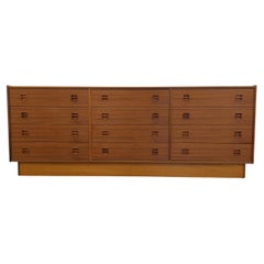 Comò in teak vintage della metà del secolo scorso