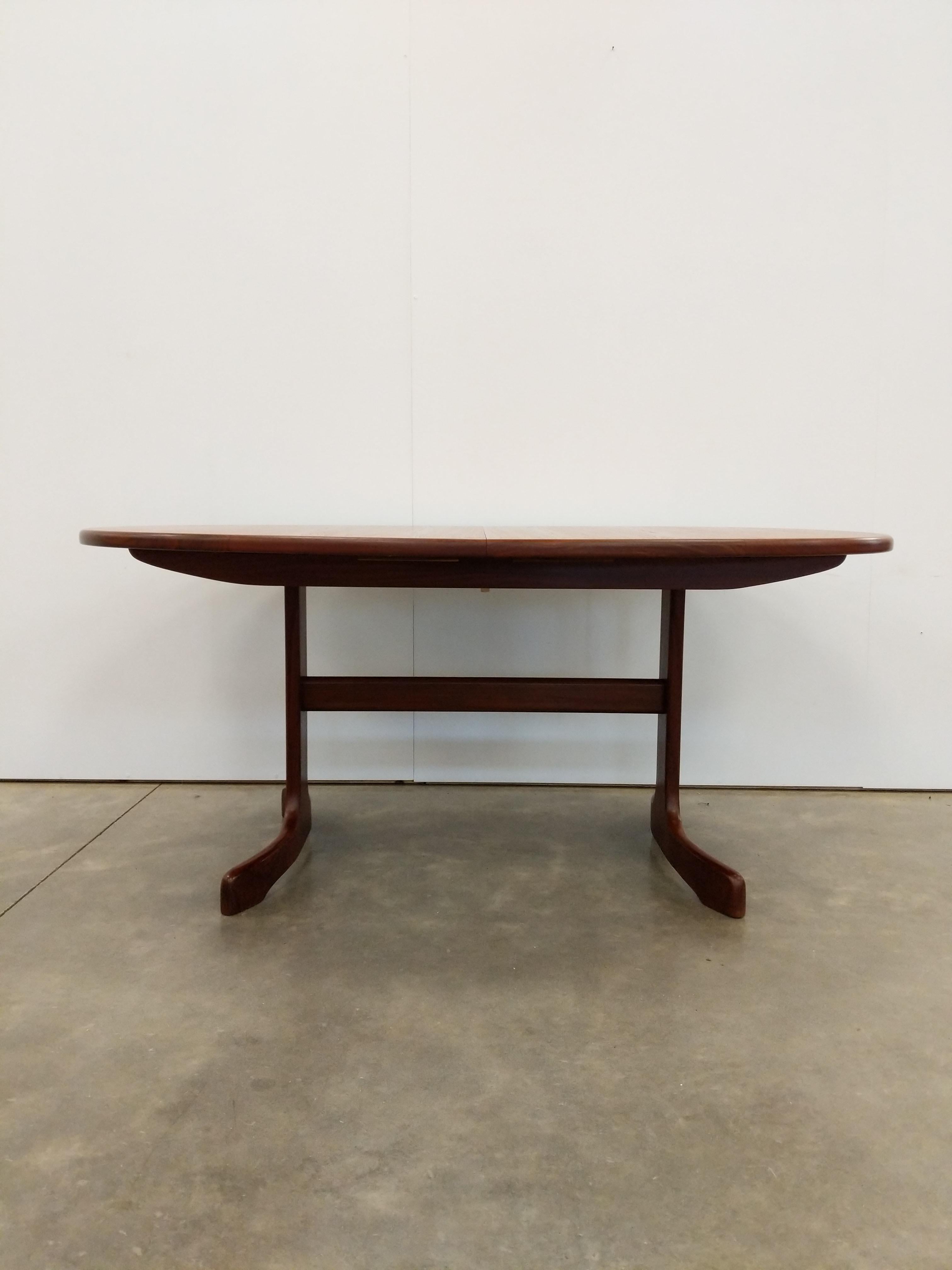 Authentique table de salle à manger extensible en teck vintage mid century modern avec 1 feuille intégrée.

Par G-Plan.

Cette pièce est en excellent état avec très peu de signes d'usure liés à l'âge (voir photos).

Si vous souhaitez obtenir des