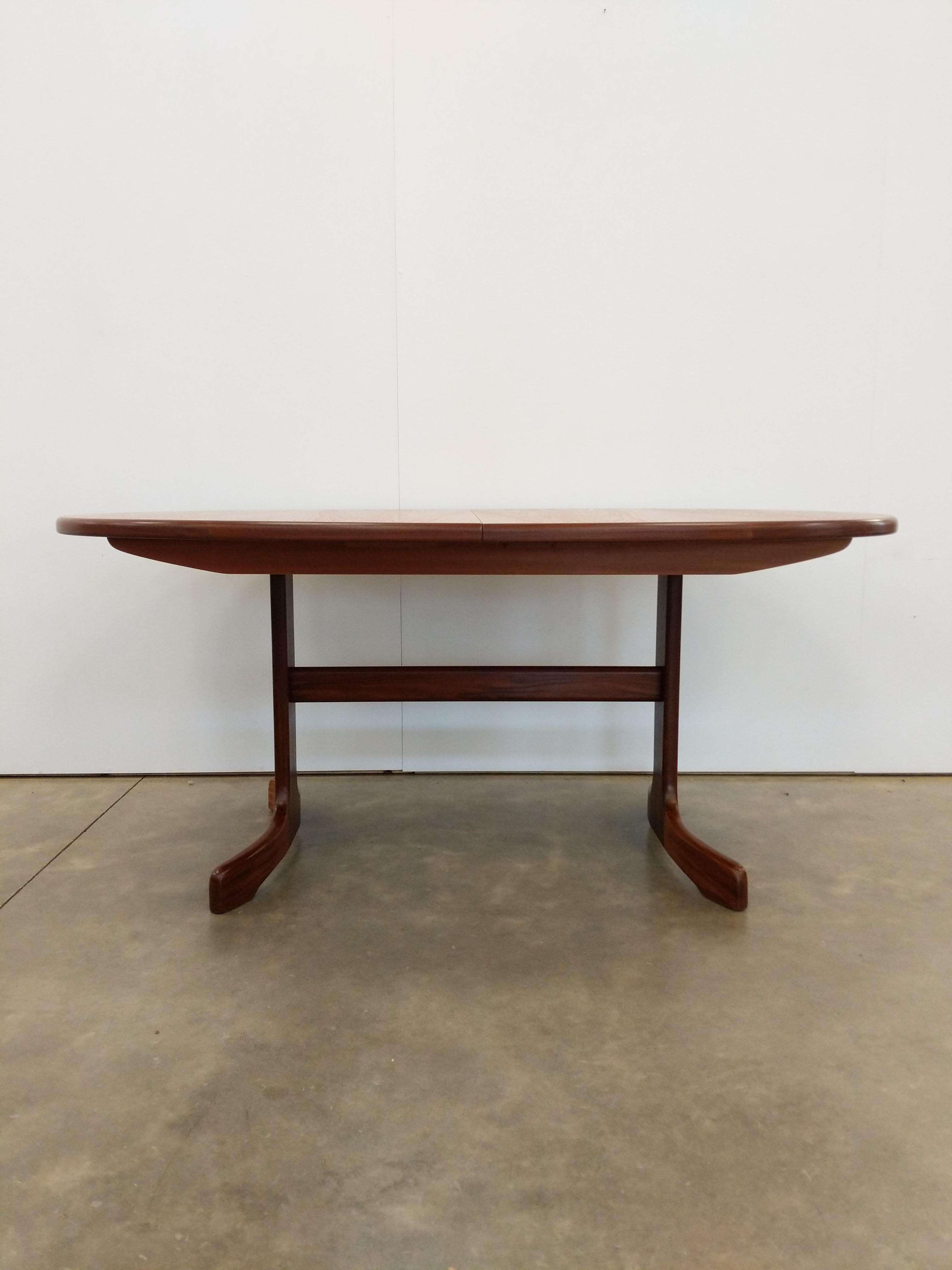 Authentique table de salle à manger extensible en teck vintage mid century modern avec 1 feuille intégrée.

Par G-Plan.

Label du fabricant au bas de la feuille.

Cette pièce est en excellent état avec très peu de signes d'usure liés à l'âge (voir
