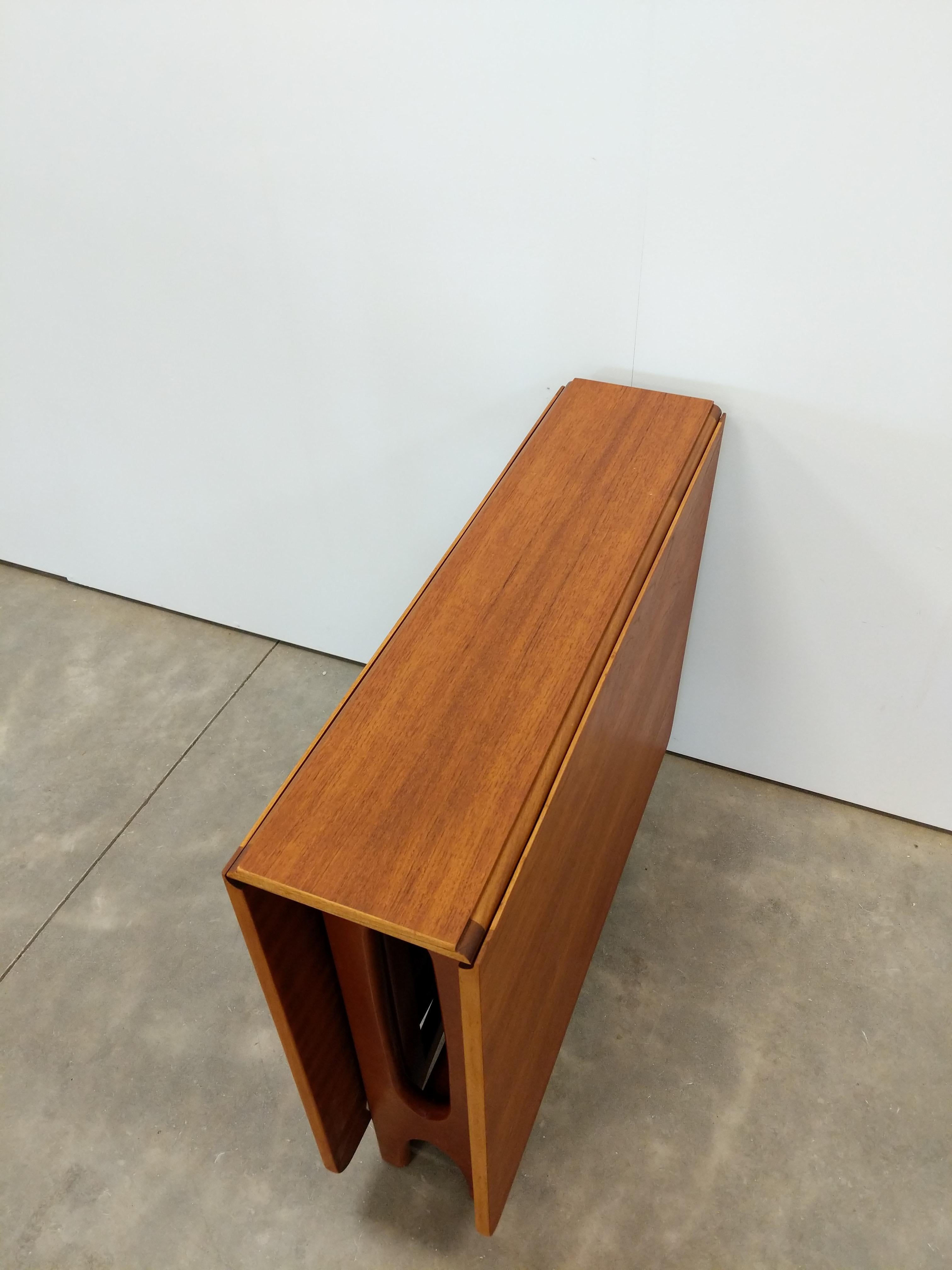 Britannique Vintage Mid Century Modern Teak Gate Leg Dining Table by Jentique en vente