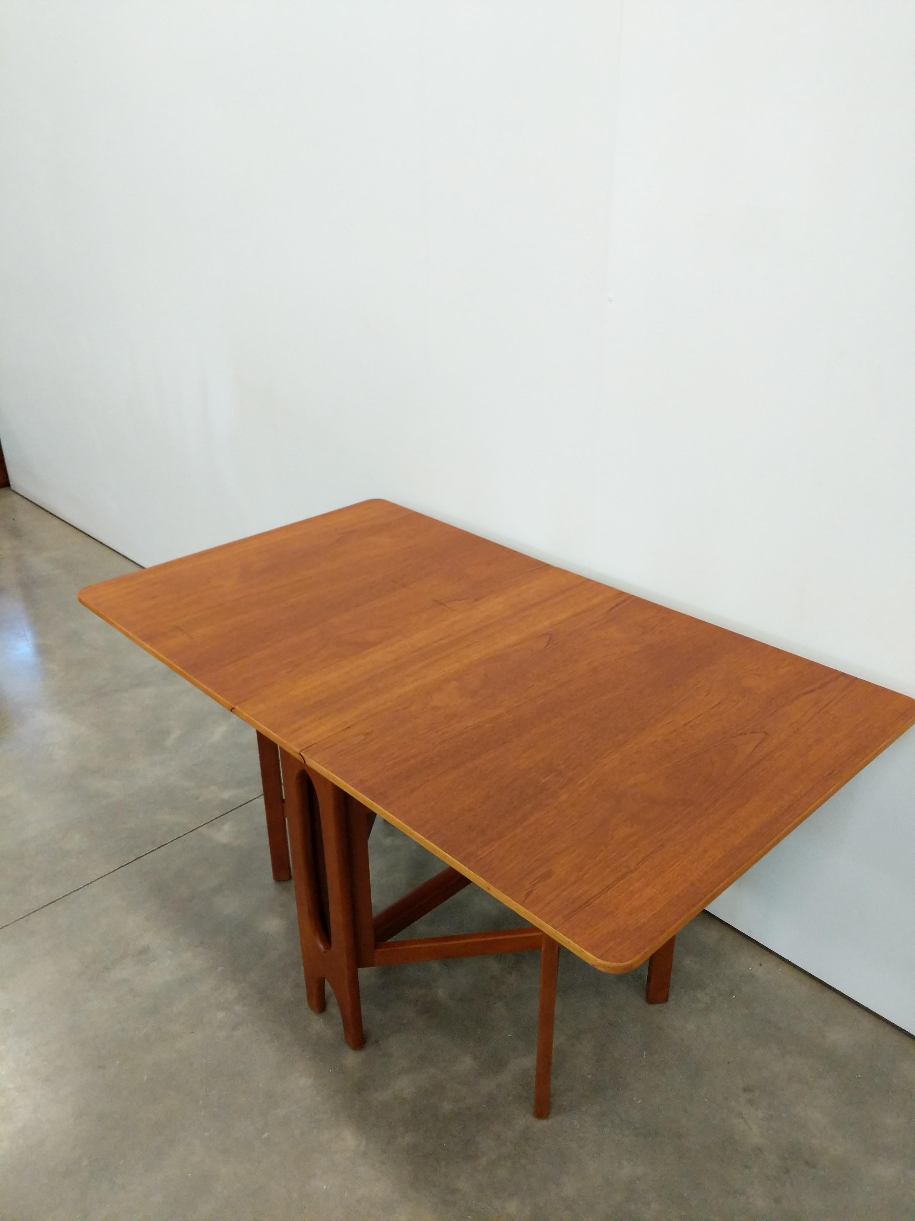 Vintage Mid Century Modern Teak Gate Leg Dining Table by Jentique Bon état - En vente à Gardiner, NY