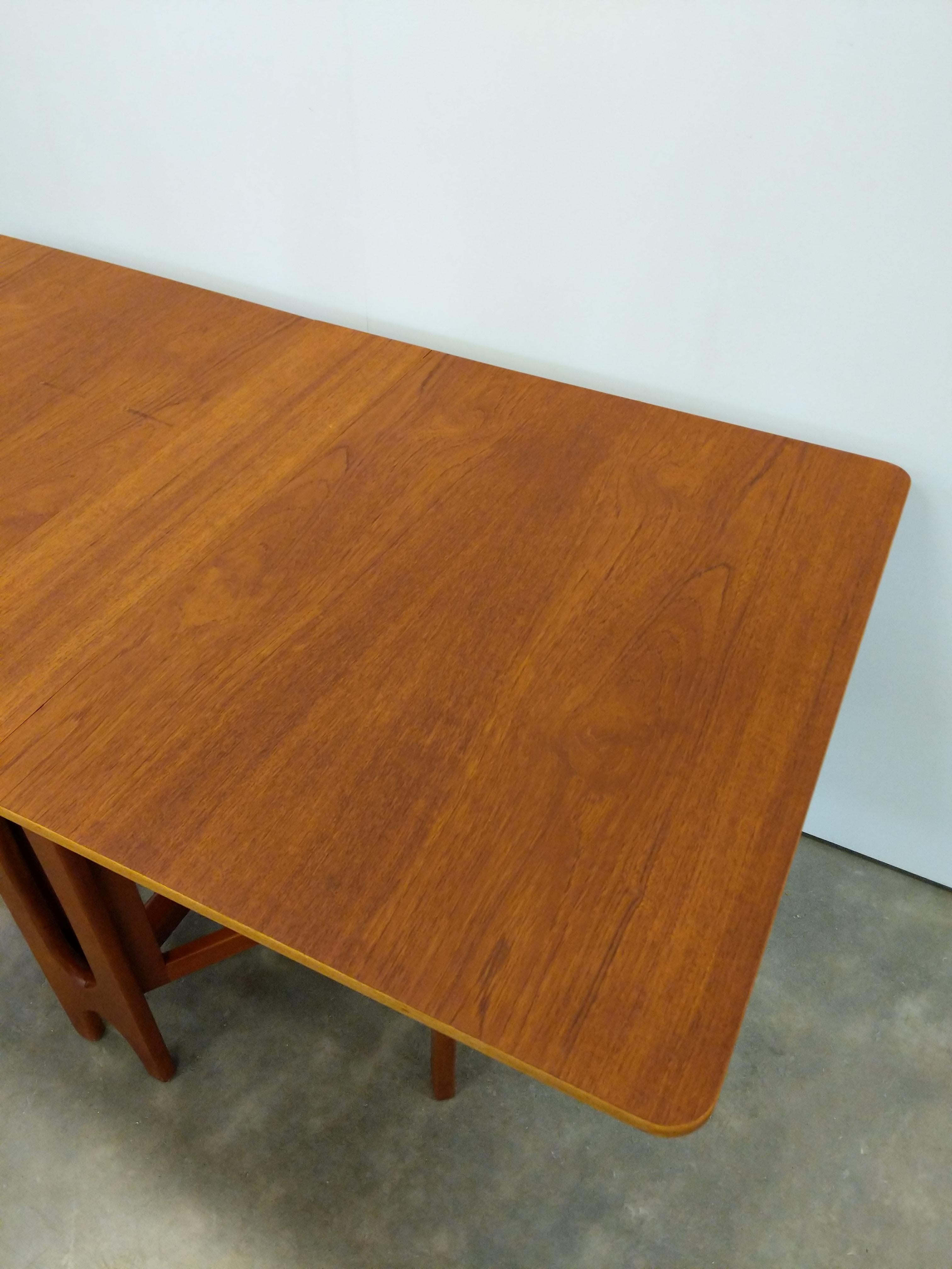 20ième siècle Vintage Mid Century Modern Teak Gate Leg Dining Table by Jentique en vente